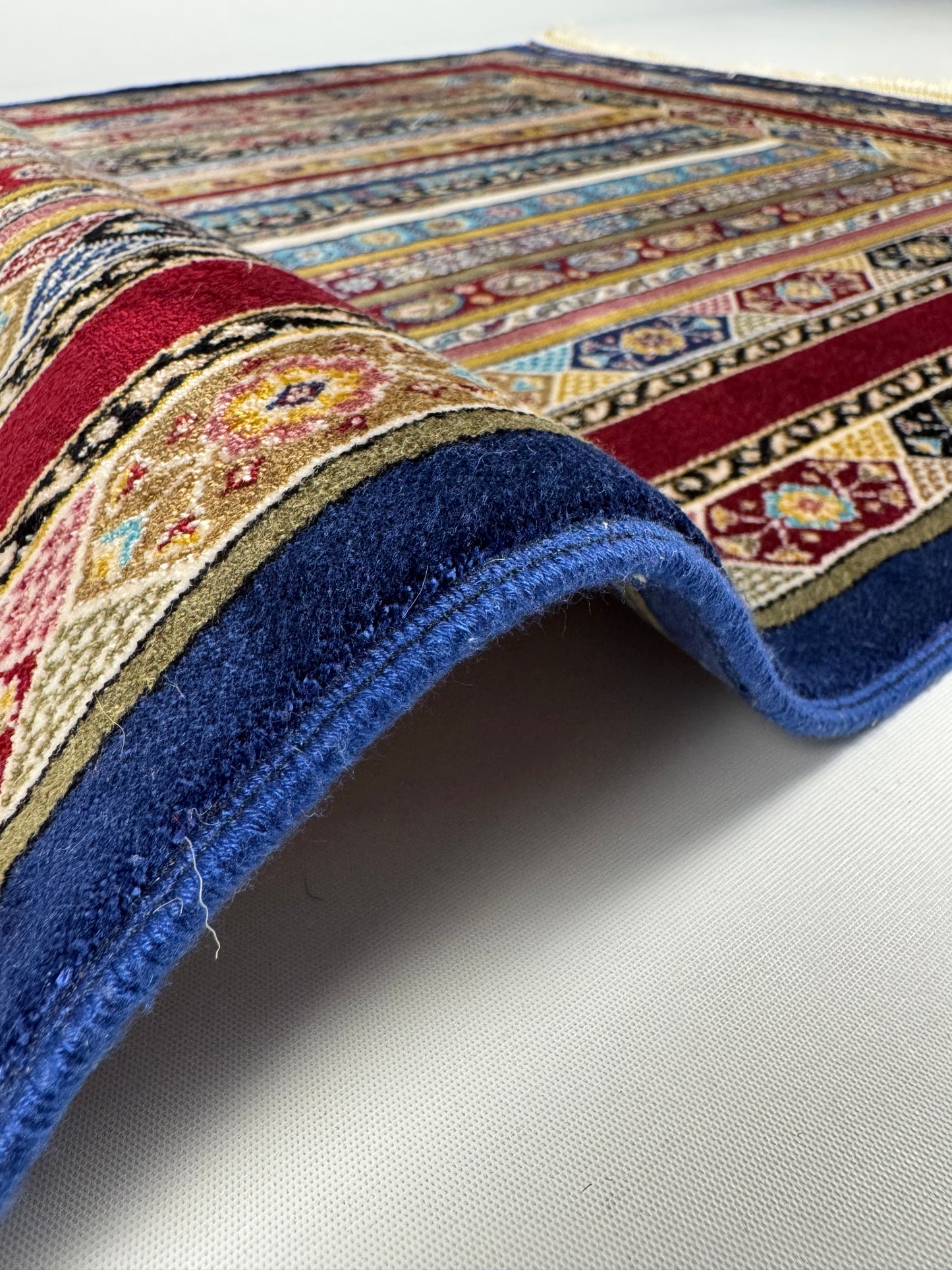 Silken Echo Halı – Mavi Kırmızı İpeksi Dokulu Çizgili Klasik Desenli Dekoratif Halı (0.80 x 1.25 m) | SE-0048