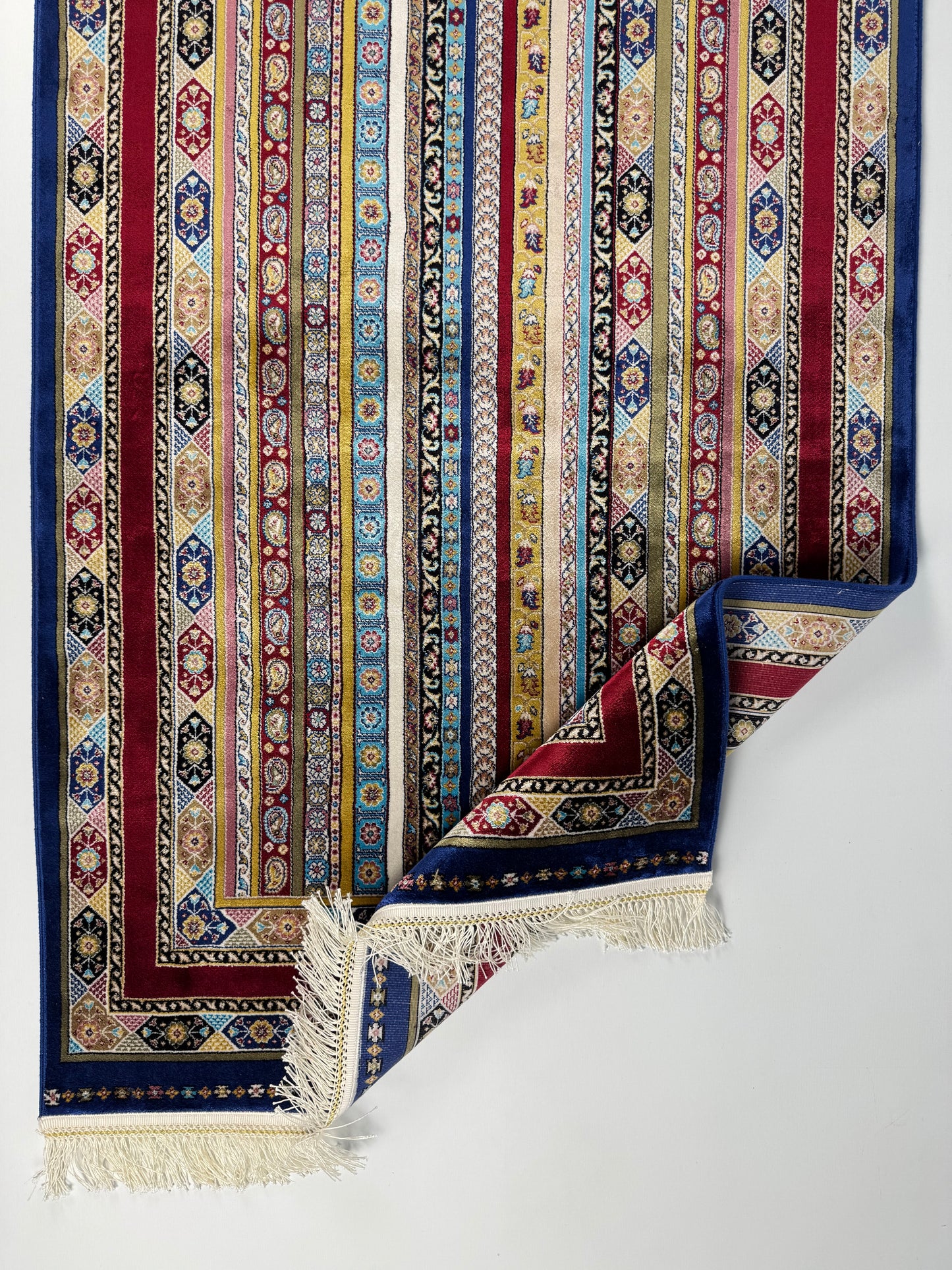 Silken Echo Halı – Mavi Kırmızı İpeksi Dokulu Çizgili Klasik Desenli Dekoratif Halı (0.80 x 1.25 m) | SE-0048