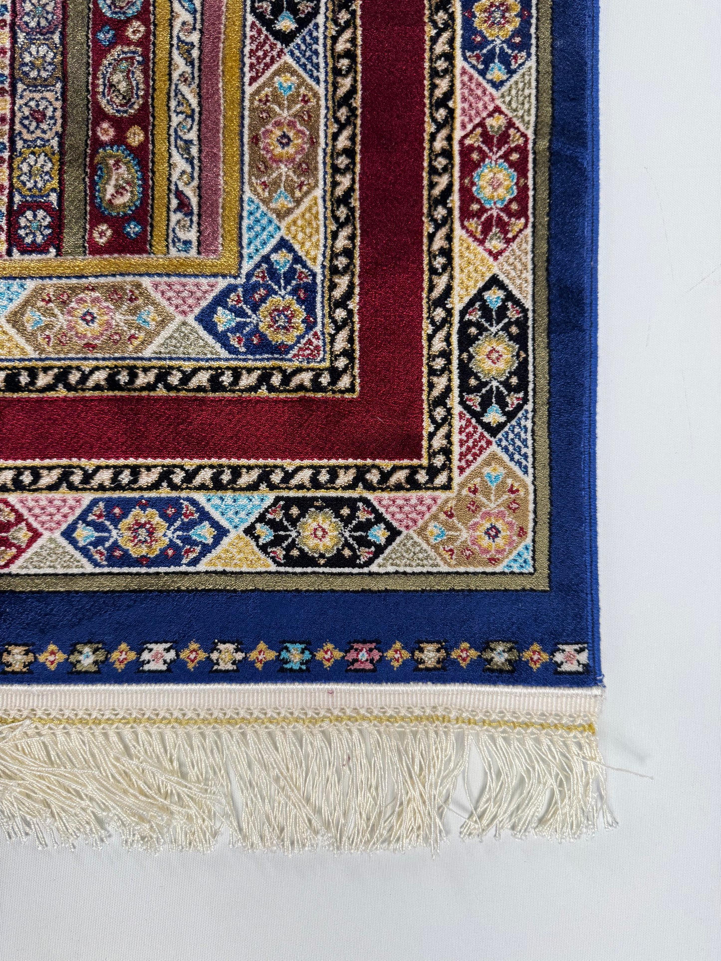 Silken Echo Halı – Mavi Kırmızı İpeksi Dokulu Çizgili Klasik Desenli Dekoratif Halı (0.80 x 1.25 m) | SE-0048