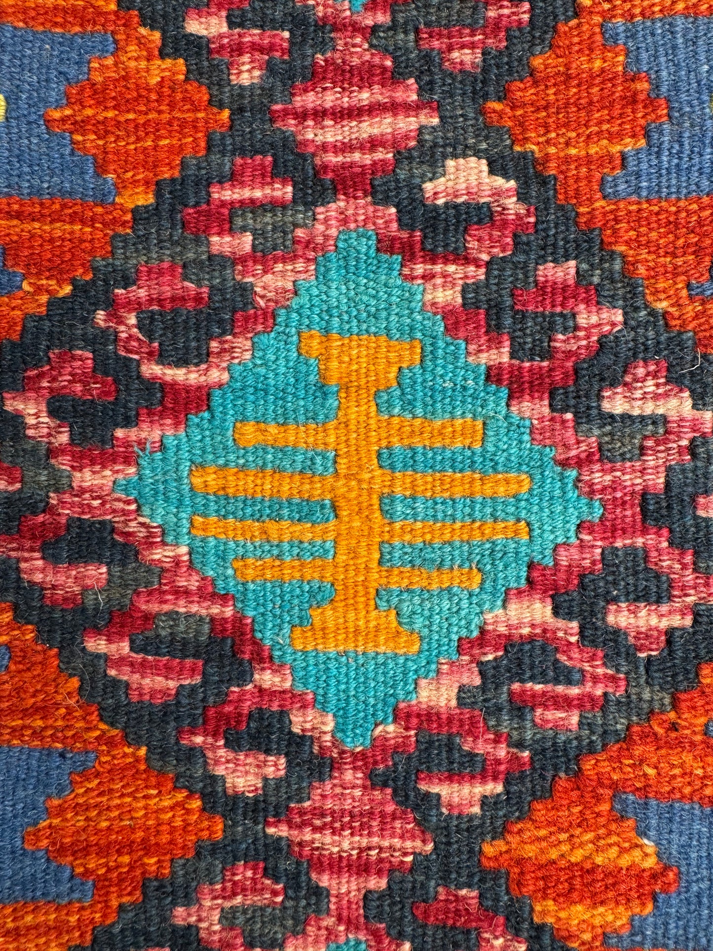 El Dokuma Renkli Küçük Kilim – Kırmızı Sarı Mavi Geometrik Desenli Otantik Halı (0.65 x 0.90 m) | Nomad Glow Serisi NG-0011