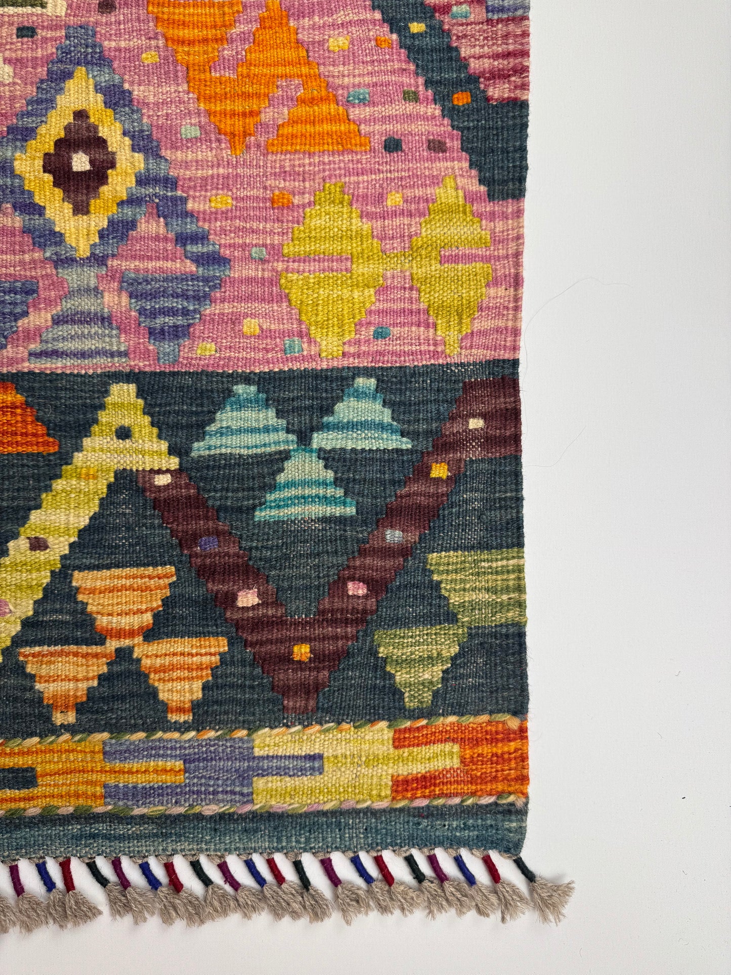 Nomad Glow El Dokuma Kilim – Pembe Zemin Çok Renkli Geometrik Otantik Kilim (0.88 x 1.23 m) | NG-0021