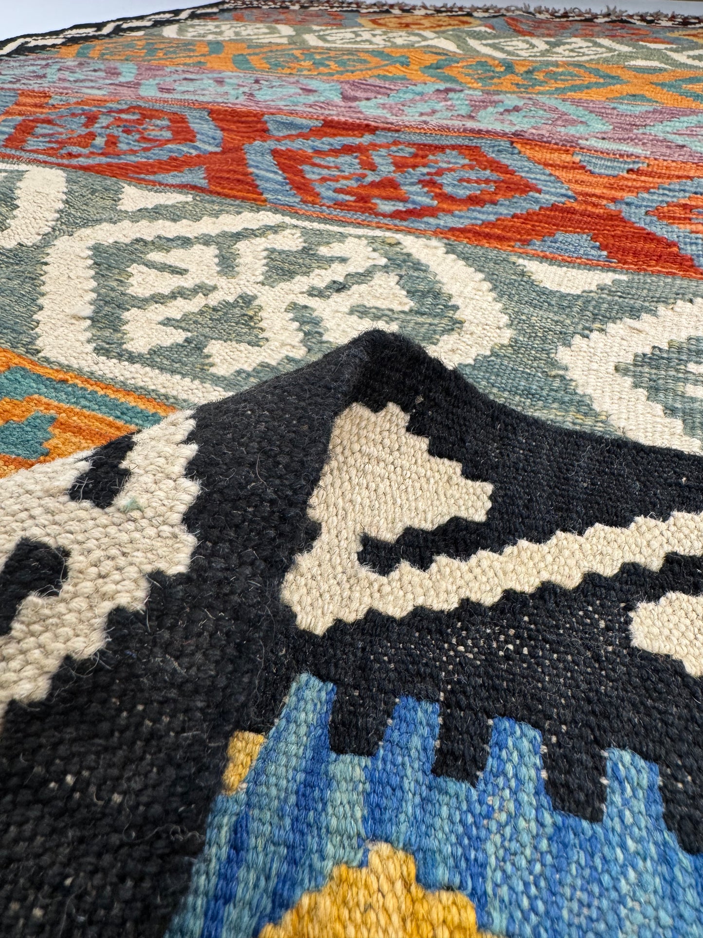 Nomad Glow El Dokuma Kilim – Renkli Sıra Motifli Geometrik Otantik Kilim (1.22 x 1.77 m) | NG-0033