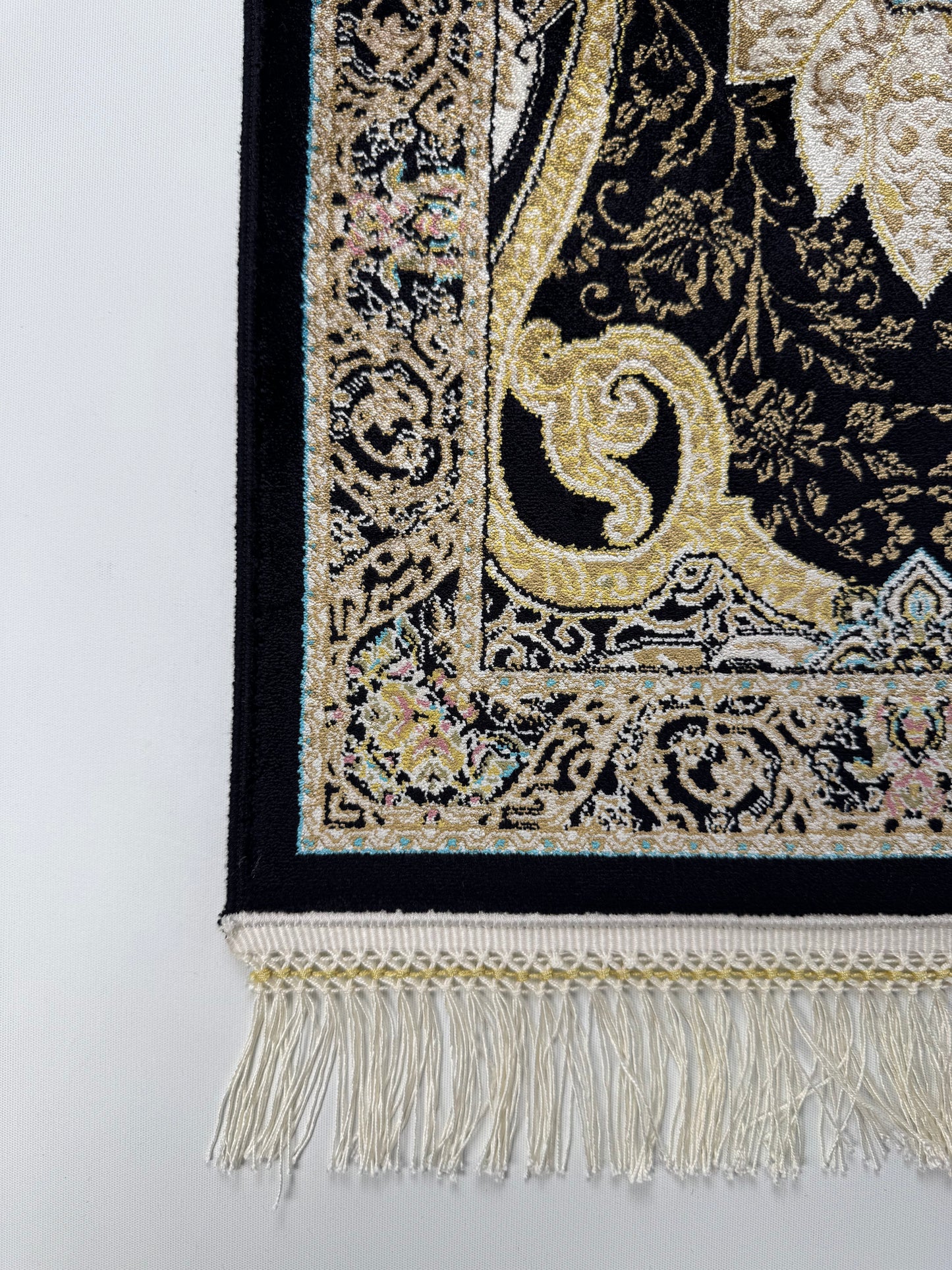 Silken Echo İpeksi Dokuma Halı – Siyah Zeminli Altın Varaklı Klasik Desenli Halı (0.40 x 0.60 m) | SE-0043