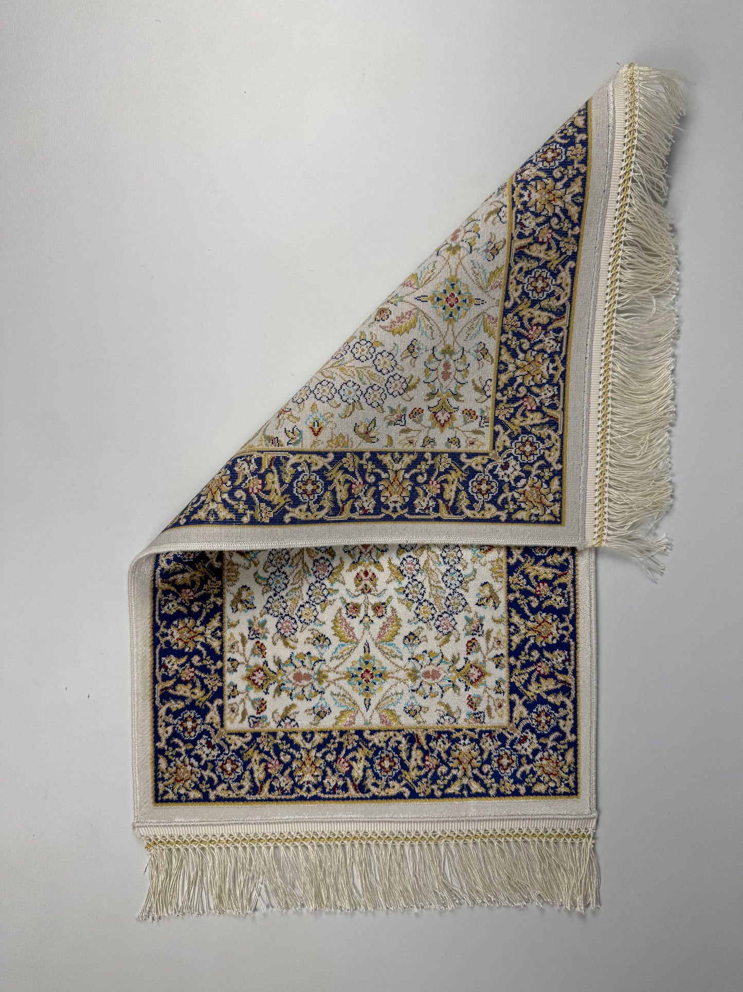 Silken Echo İpeksi Dokuma Halı – Krem ve Lacivert Zeminli Zarif Çiçek Desenli Halı (0.40 x 0.60 m) | SE-0042