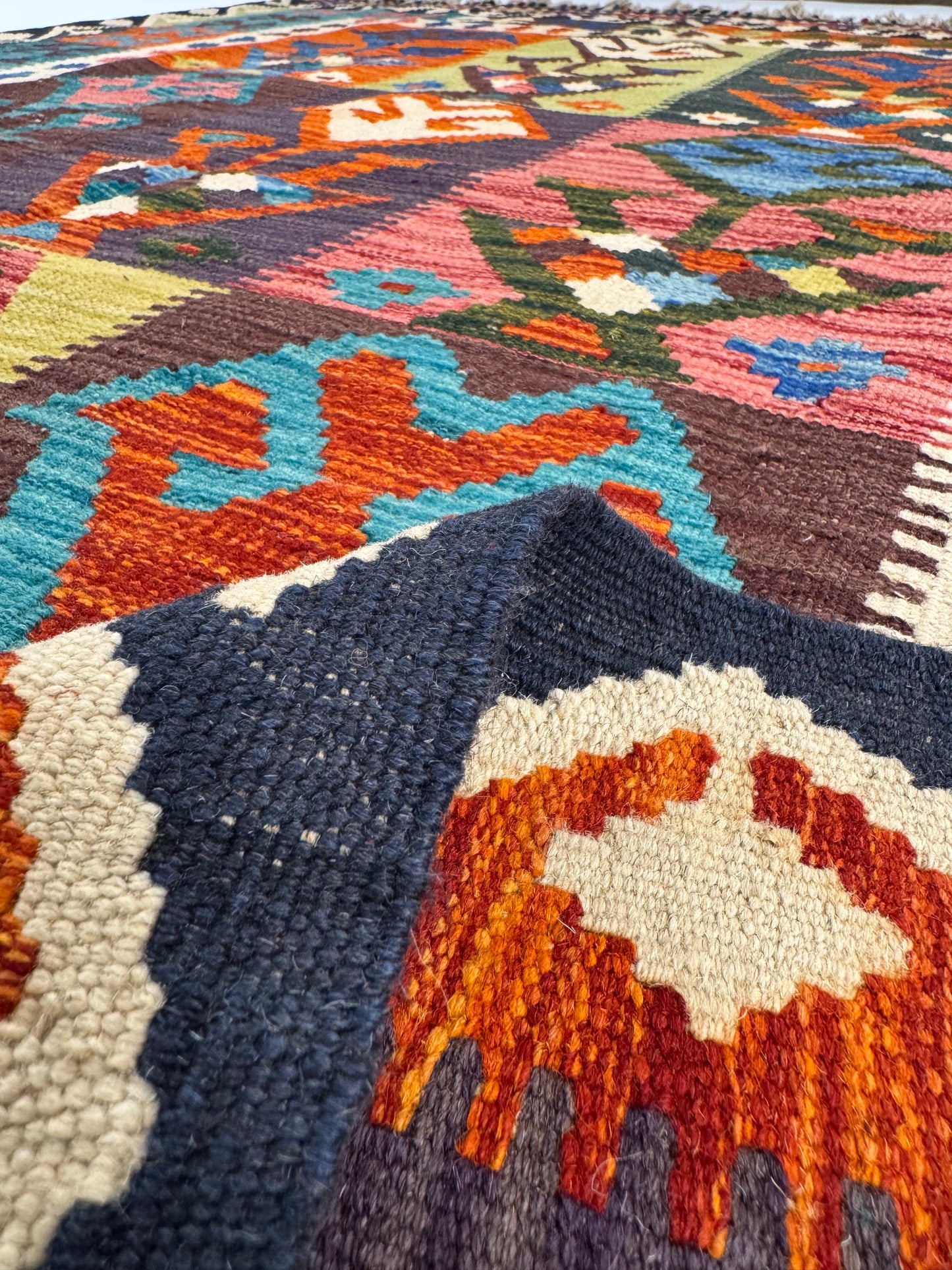 Nomad Glow El Dokuma Kilim – Mor Zeminli Canlı Renkli Geometrik Otantik Kilim (1.54 x 2.06 m) | NG-0029