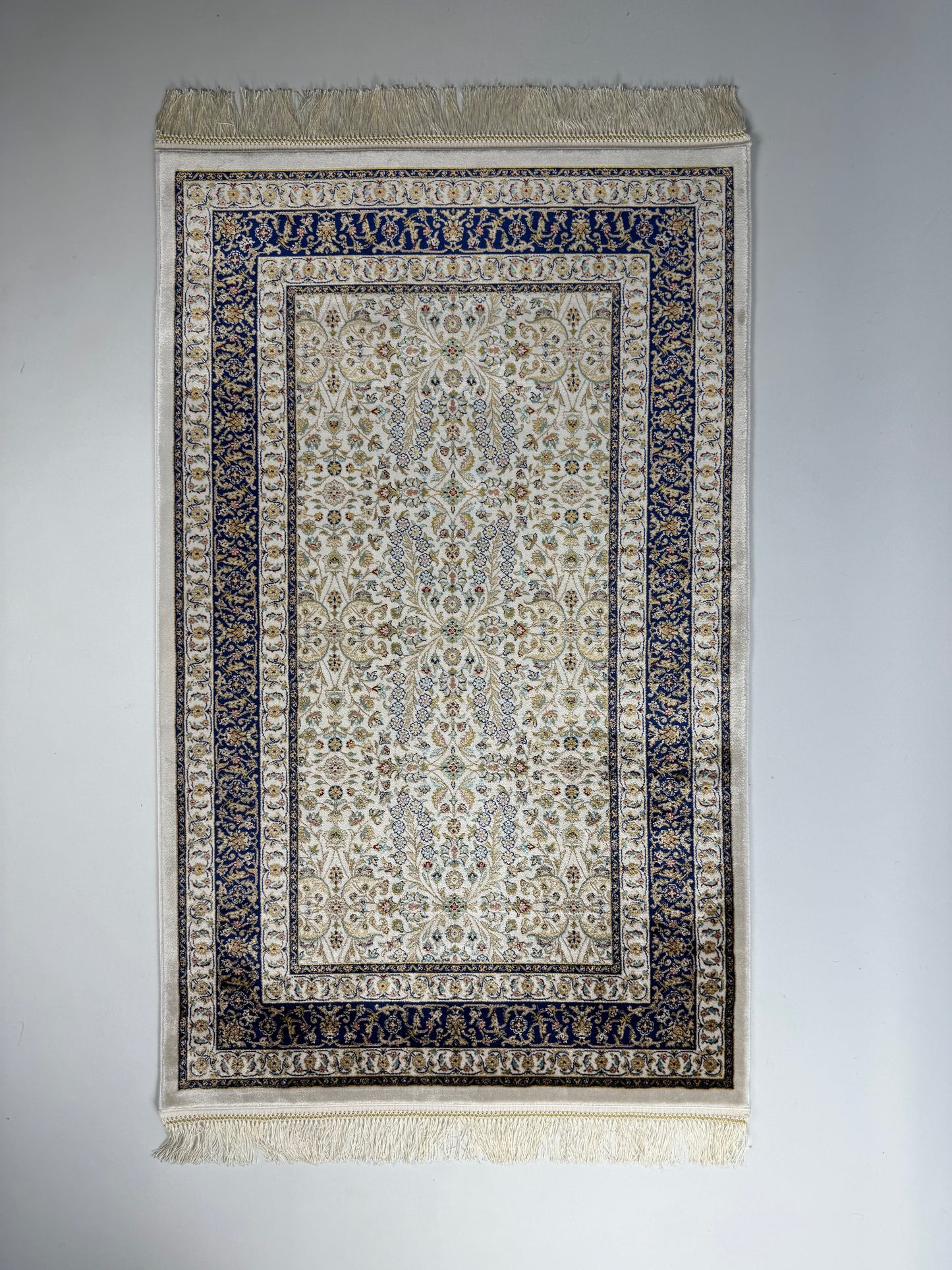 Silken Echo Halı – Krem Mavi İpeksi Dokulu İnce Motifli Klasik Dekoratif Halı (0.80 x 1.25 m) | SE-0056