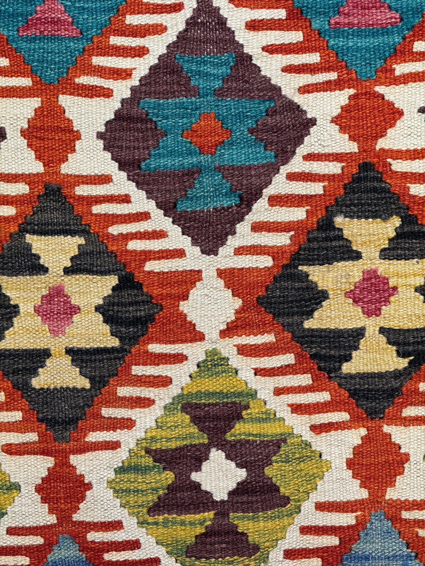 Nomad Glow El Dokuma Kilim – Sarı Zeminli Kırmızı ve Mavi Elmas Desenli Otantik Kilim (1.22 x 1.80 m) | NG-0031