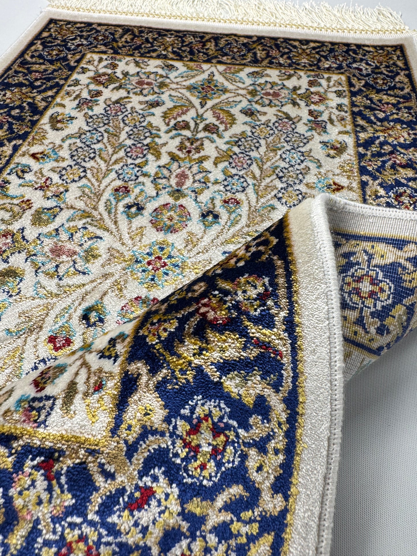 Silken Echo İpeksi Dokuma Halı – Krem ve Lacivert Zeminli Zarif Çiçek Desenli Halı (0.40 x 0.60 m) | SE-0042