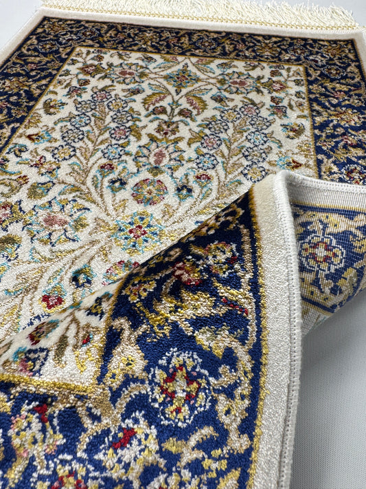 Silken Echo İpeksi Dokuma Halı – Krem ve Lacivert Zeminli Zarif Çiçek Desenli Halı (0.40 x 0.60 m) | SE-0042