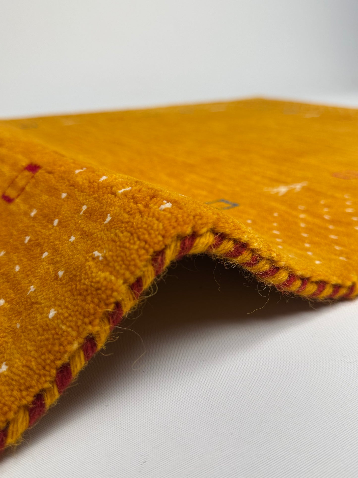 Color Loom El Dokuma Halı CL-0012 | Sarı Motifli El Yapımı Türk Halısı, Modern Vintage Dekoratif Kilim