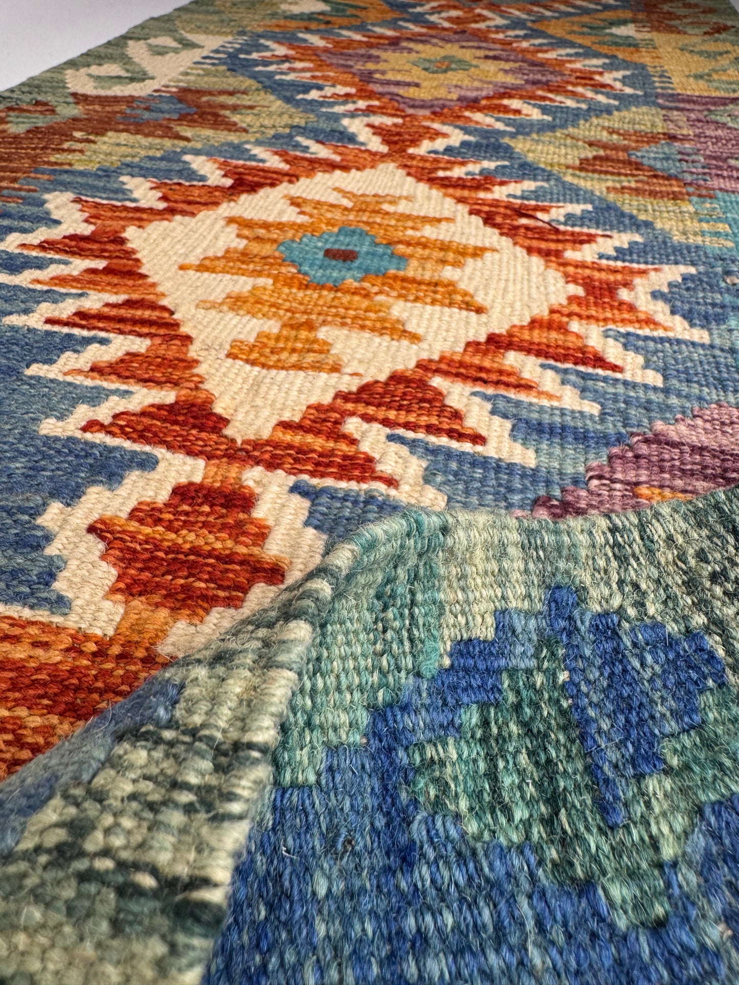 El Dokuma Uzun Kilim – Turuncu Mavi Çok Renkli Geometrik Desenli Otantik Halı (0.51 x 1.49 m) | Nomad Glow Serisi NG-0014
