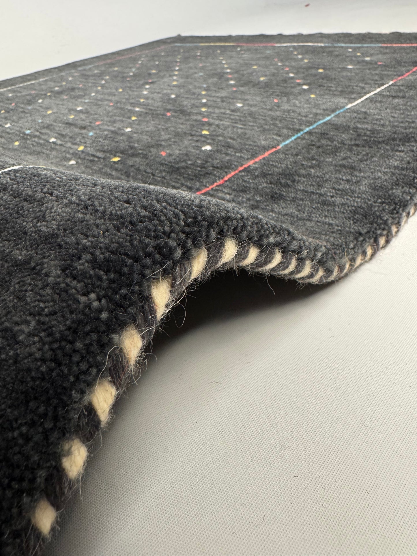 Color Loom El Dokuma Halı CL-0011 | Gri Minimalist Motifli El Yapımı Türk Halısı, Modern Vintage Dekoratif Kilim