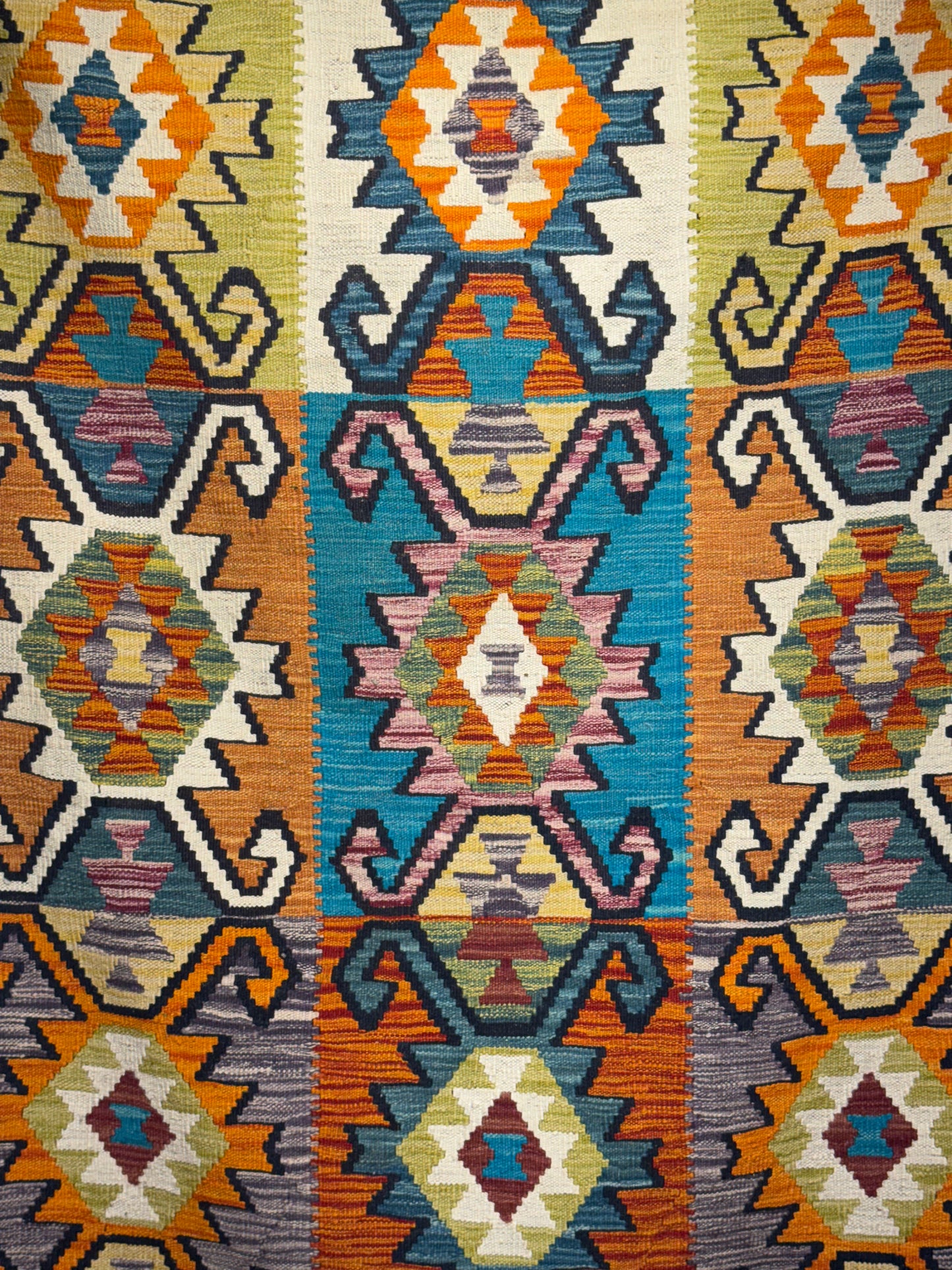 Nomad Glow El Dokuma Kilim – Sarı Zeminli Canlı Geometrik Desenli Otantik Kilim (1.29 x 2.02 m) | NG-0025
