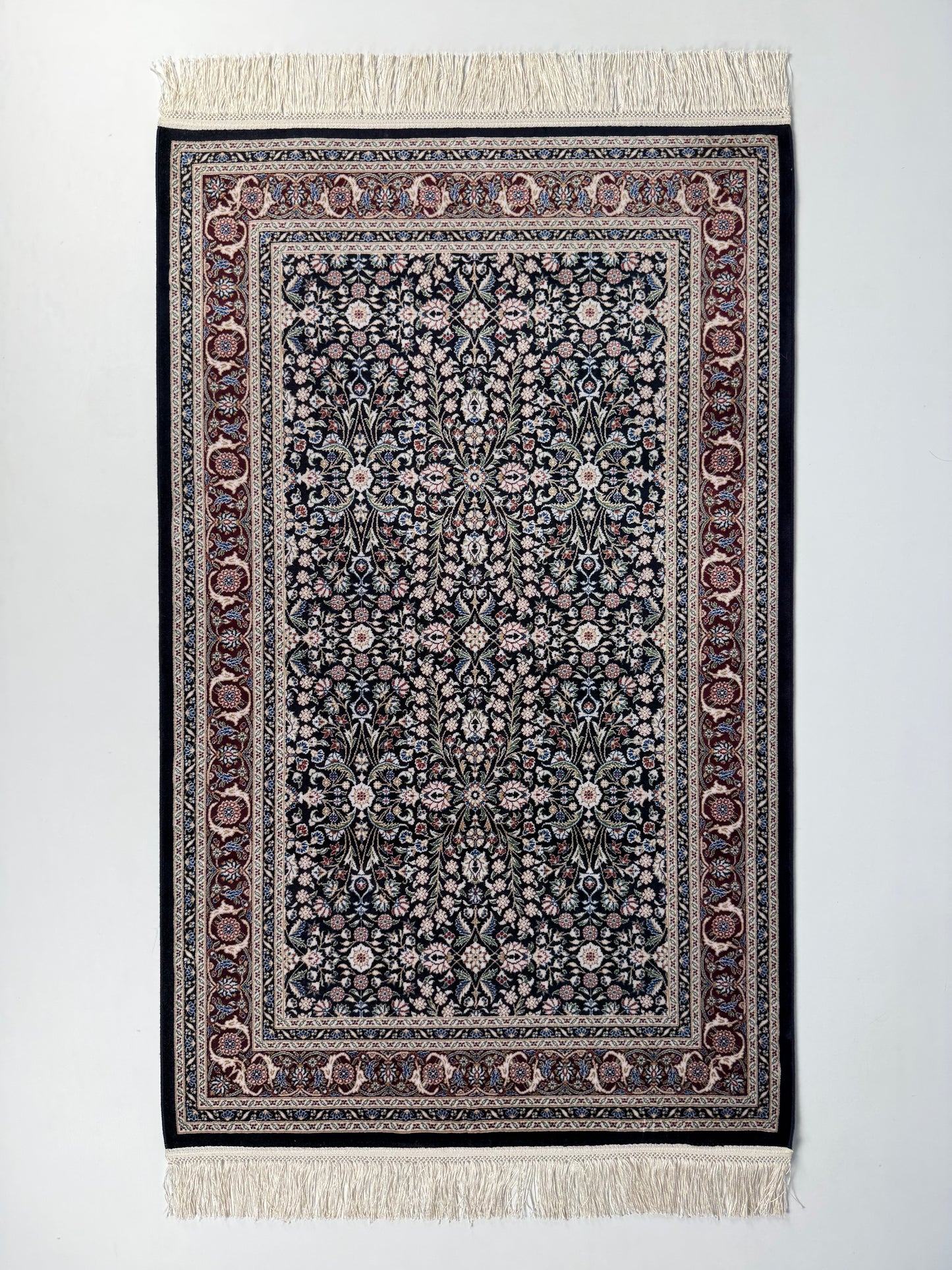 Silken Echo Halı – Siyah Krem İpeksi Dokulu Çiçek Desenli Klasik Dekoratif Halı (0.80 x 1.25 m) | SE-0052