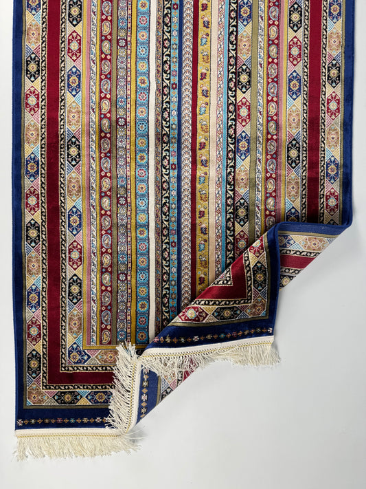 Silken Echo Halı – Mavi Kırmızı İpeksi Dokulu Çizgili Klasik Desenli Dekoratif Halı (0.80 x 1.25 m) | SE-0048