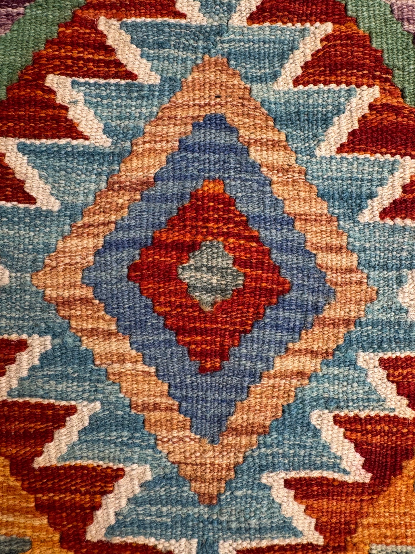 El Dokuma Çok Renkli Küçük Kilim – Kırmızı Turuncu Mavi Geometrik Desenli Otantik Halı (0.57 x 0.91 m) | Nomad Glow Serisi NG-0012