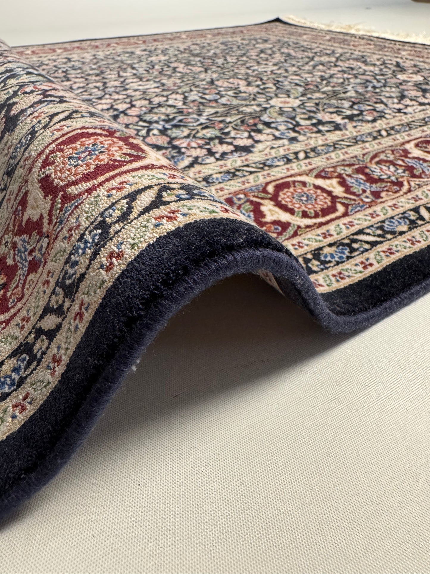 Silken Echo Halı – Siyah Krem İpeksi Dokulu Çiçek Desenli Klasik Dekoratif Halı (0.80 x 1.25 m) | SE-0052