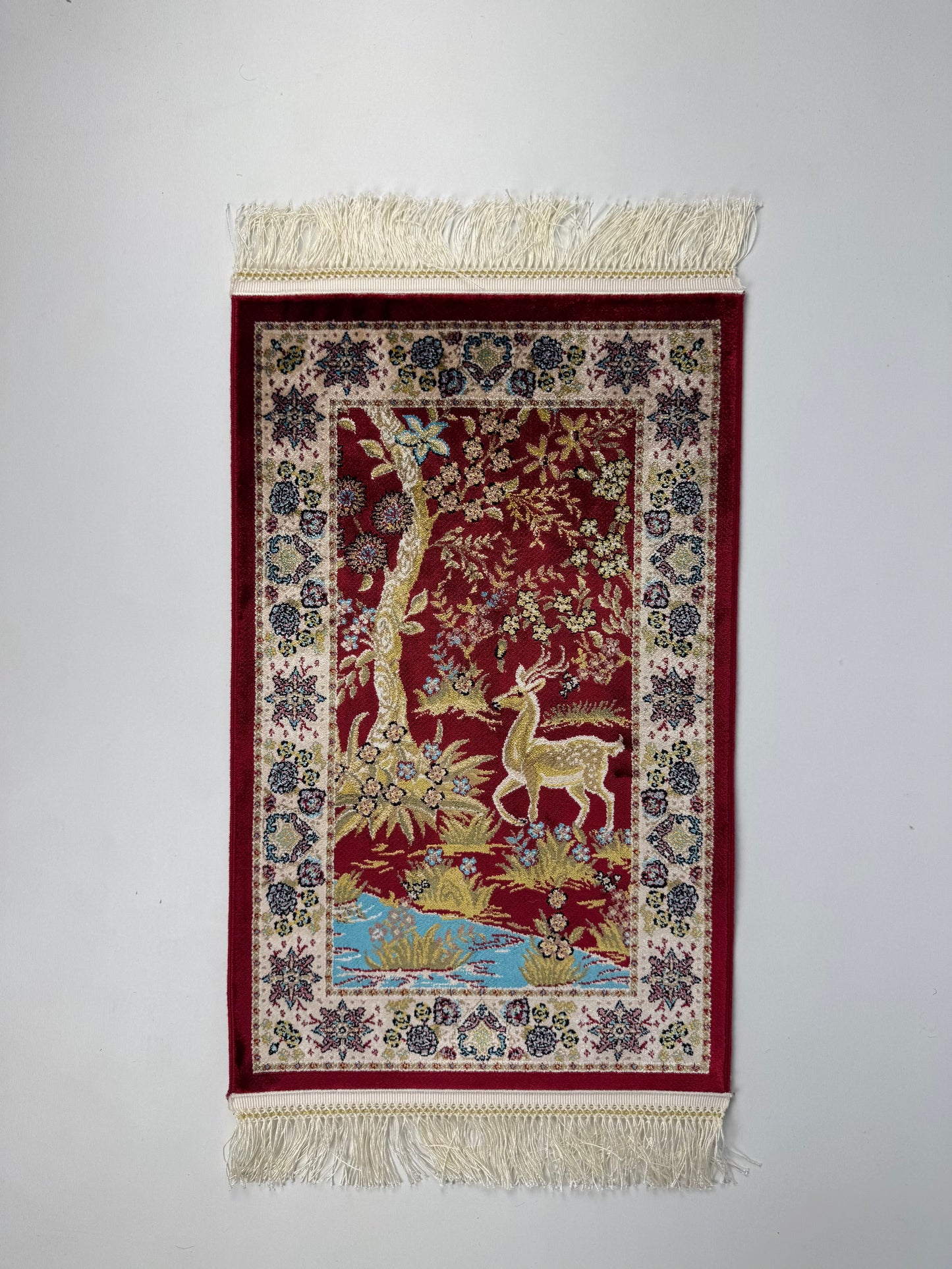 Silken Echo İpeksi Dokuma Halı – Kırmızı Zeminli Ceylan ve Doğa Motifli Küçük Halı (0.40 x 0.60 m) | SE-0032