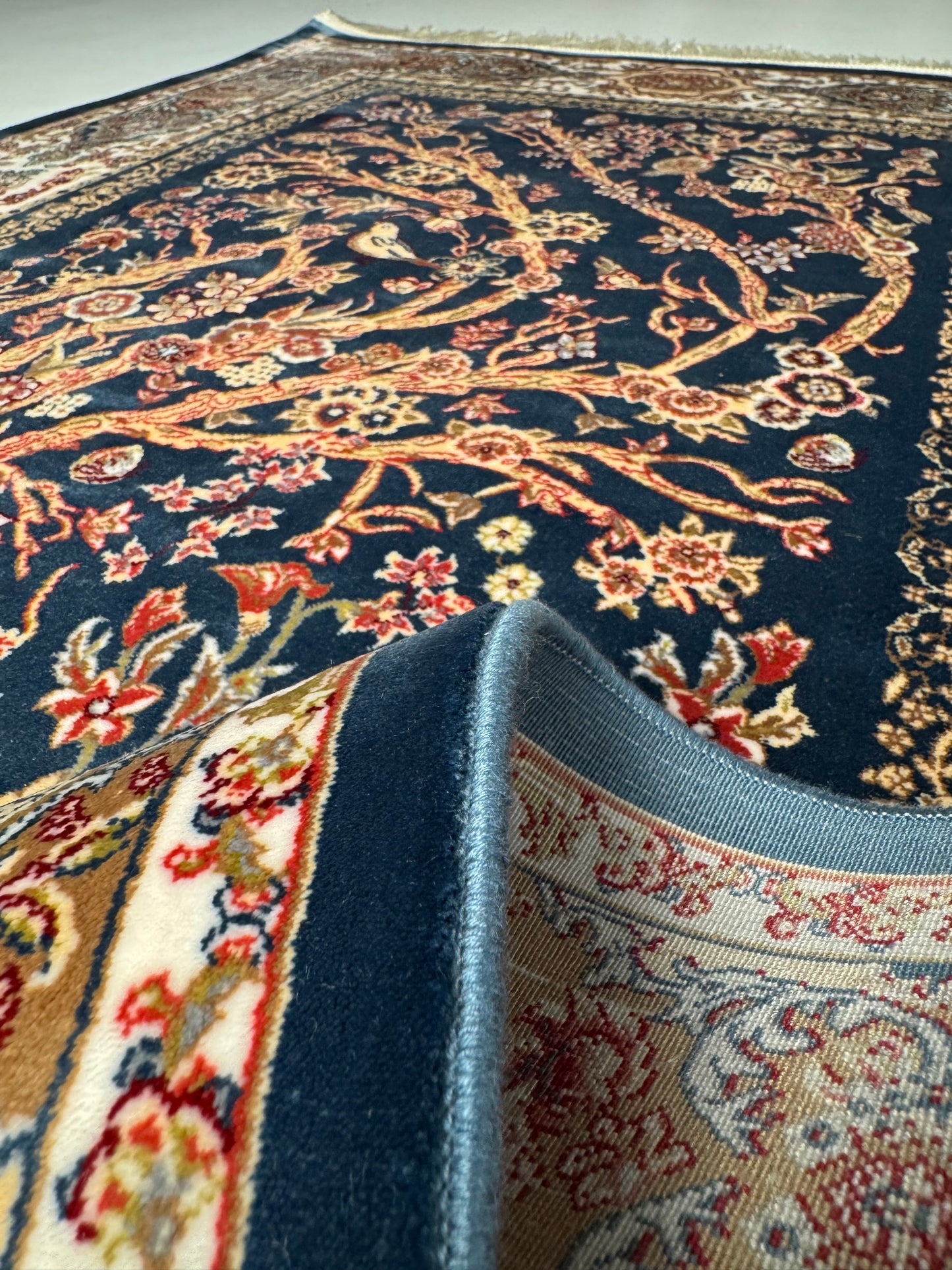 Silken Echo Halı – Lacivert Krem İpeksi Dokulu Kuş ve Çiçek Desenli Klasik Dekoratif Halı (0.80 x 1.25 m) | SE-0054