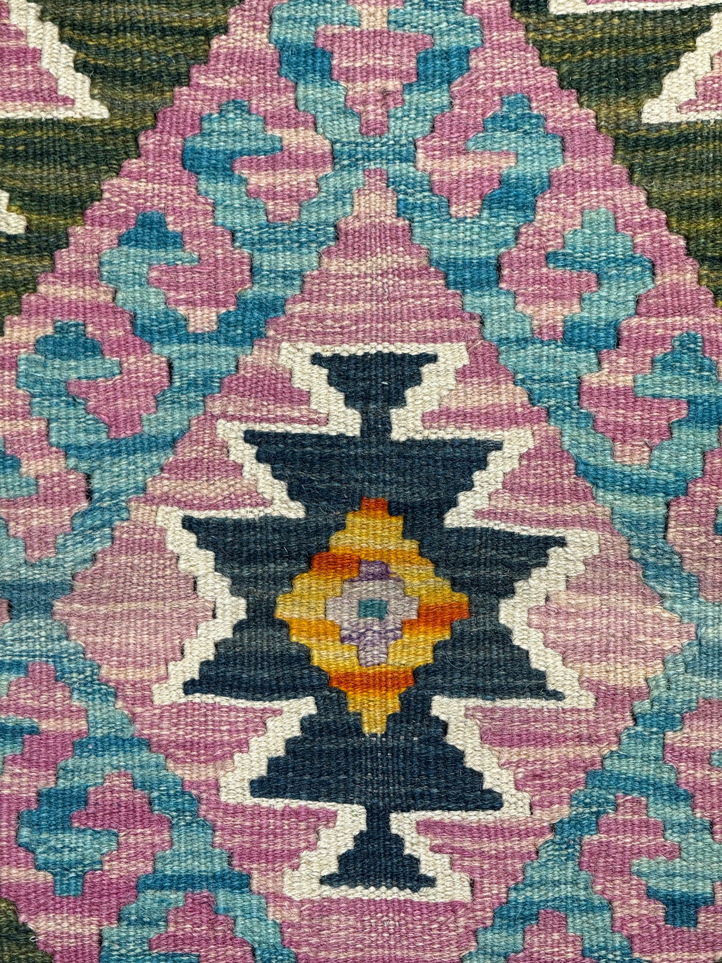 Nomad Glow El Dokuma Kilim – Pembe Zemin Çok Renkli Geometrik Otantik Kilim (0.88 x 1.23 m) | NG-0021