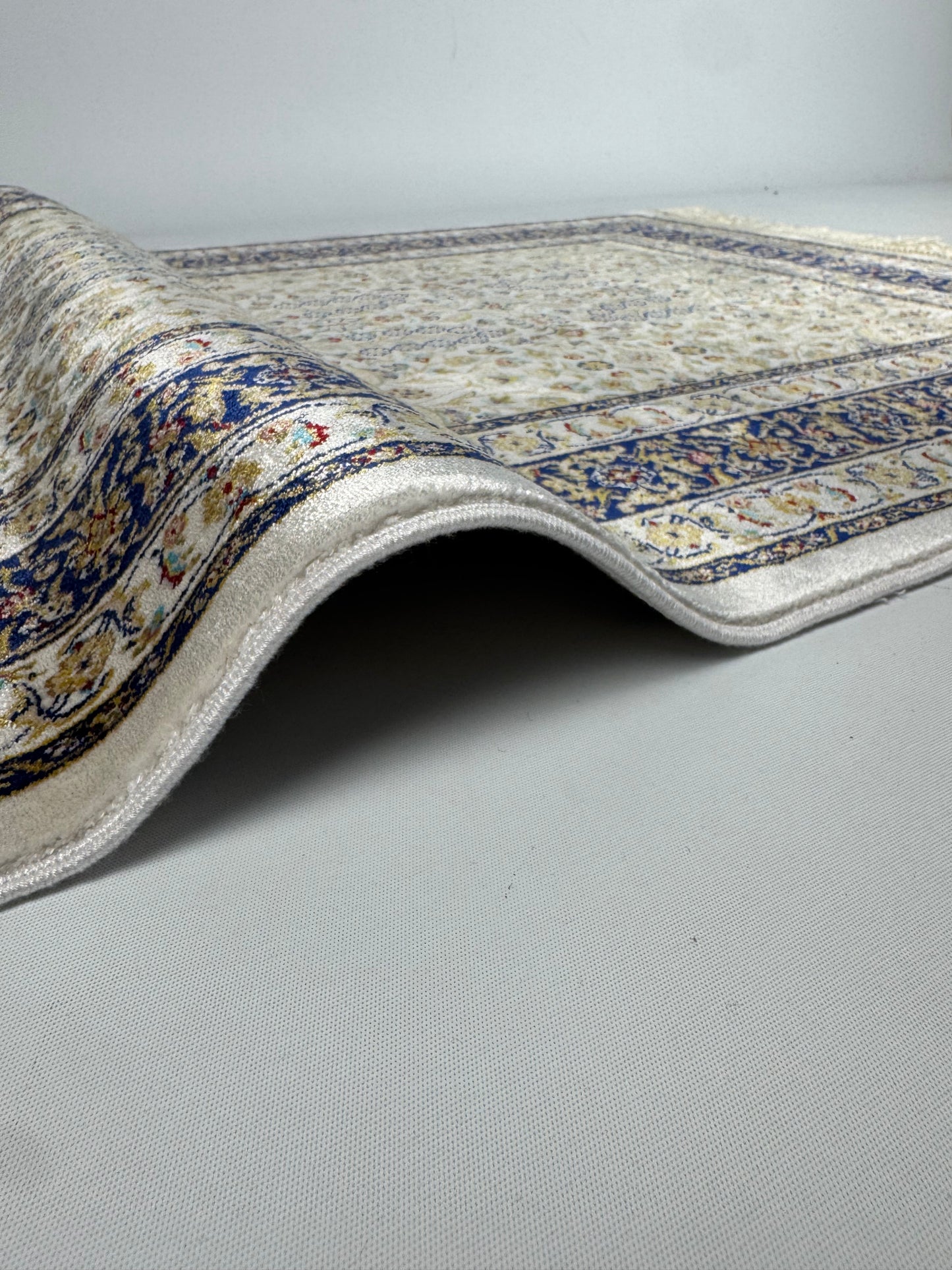 Silken Echo Halı – Krem Mavi İpeksi Dokulu İnce Motifli Klasik Dekoratif Halı (0.80 x 1.25 m) | SE-0056