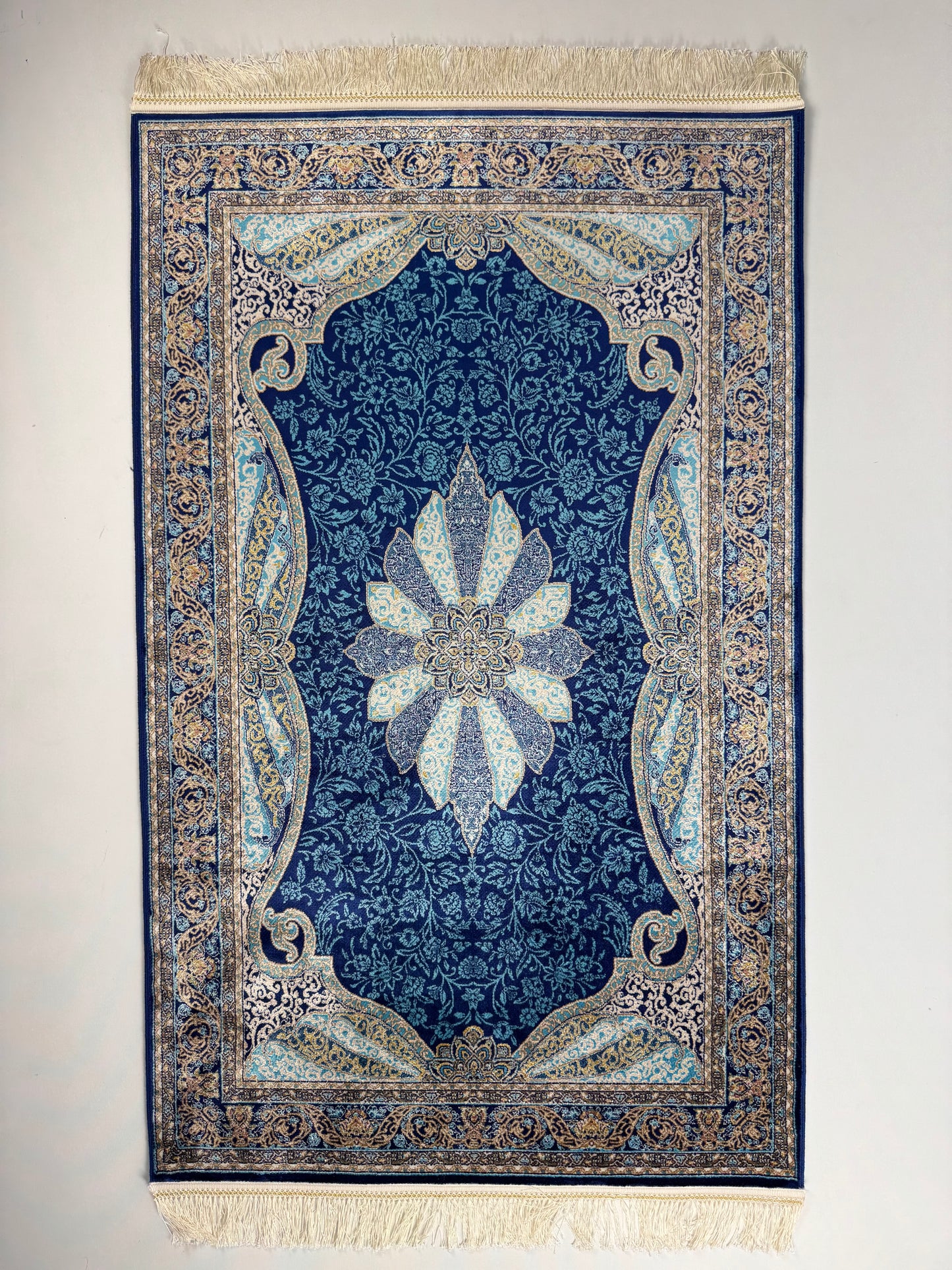 Silken Echo Halı – Mavi Krem İpeksi Dokulu Çiçek Motifli Klasik Dekoratif Halı (0.80 x 1.25 m) | SE-0055