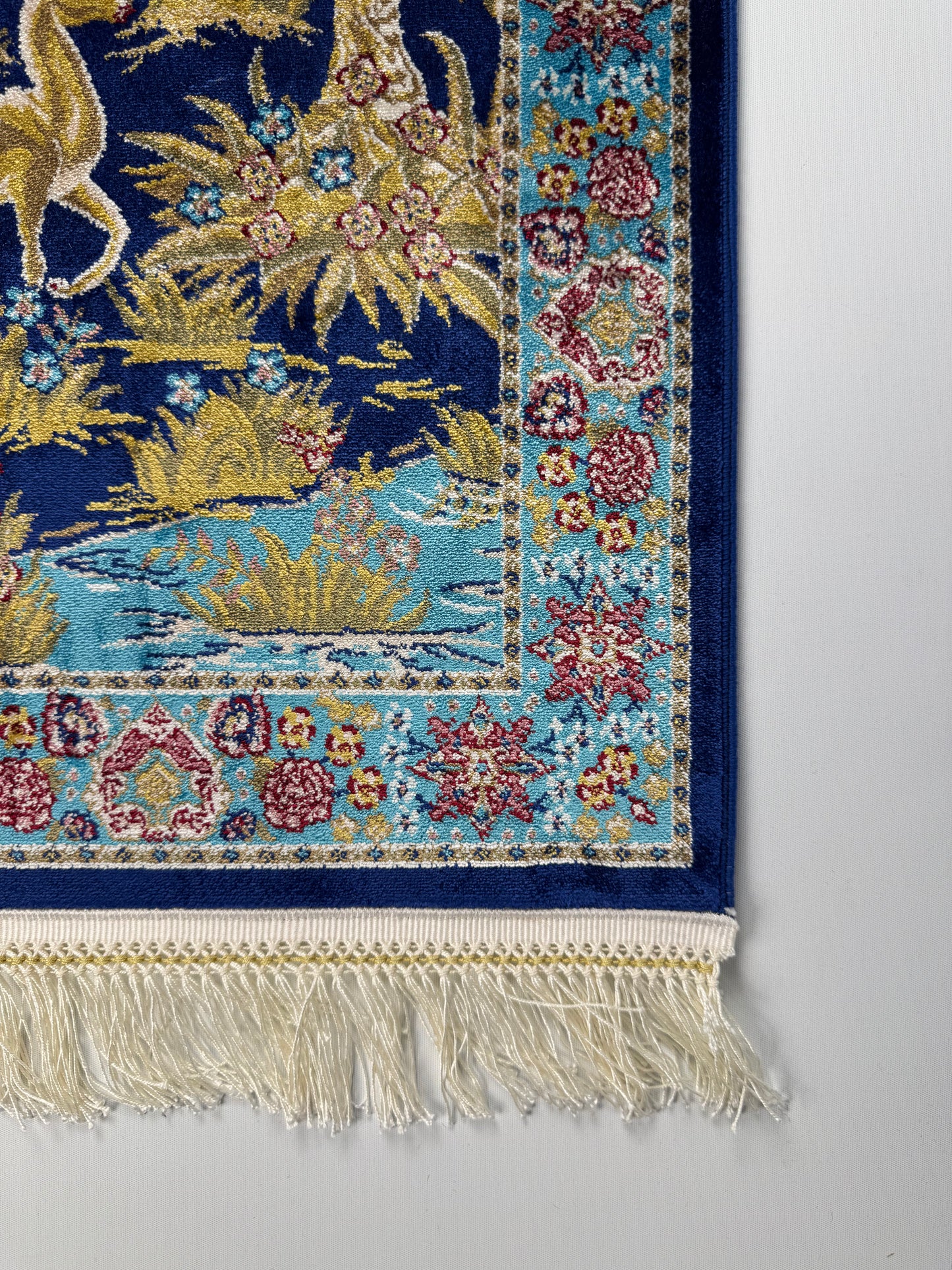 Silken Echo İpeksi Dokuma Halı – Lacivert Zeminli Ceylan ve Doğa Motifli Küçük Halı (0.40 x 0.60 m) | SE-0033