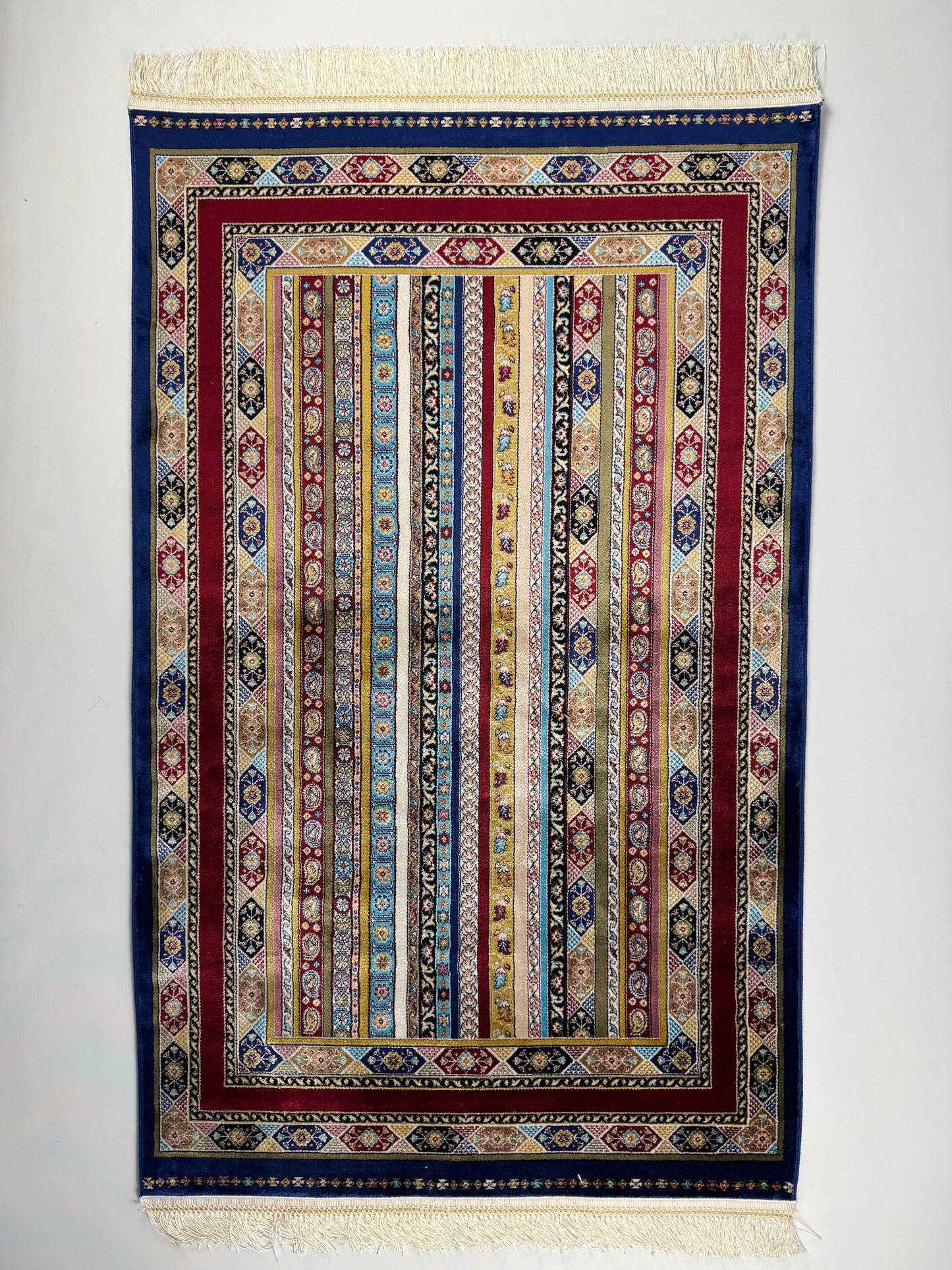 Silken Echo Halı – Mavi Kırmızı İpeksi Dokulu Çizgili Klasik Desenli Dekoratif Halı (0.80 x 1.25 m) | SE-0048