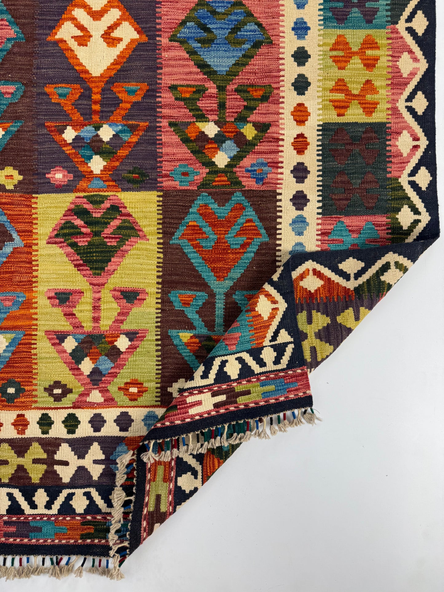 Nomad Glow El Dokuma Kilim – Mor Zeminli Canlı Renkli Geometrik Otantik Kilim (1.54 x 2.06 m) | NG-0029