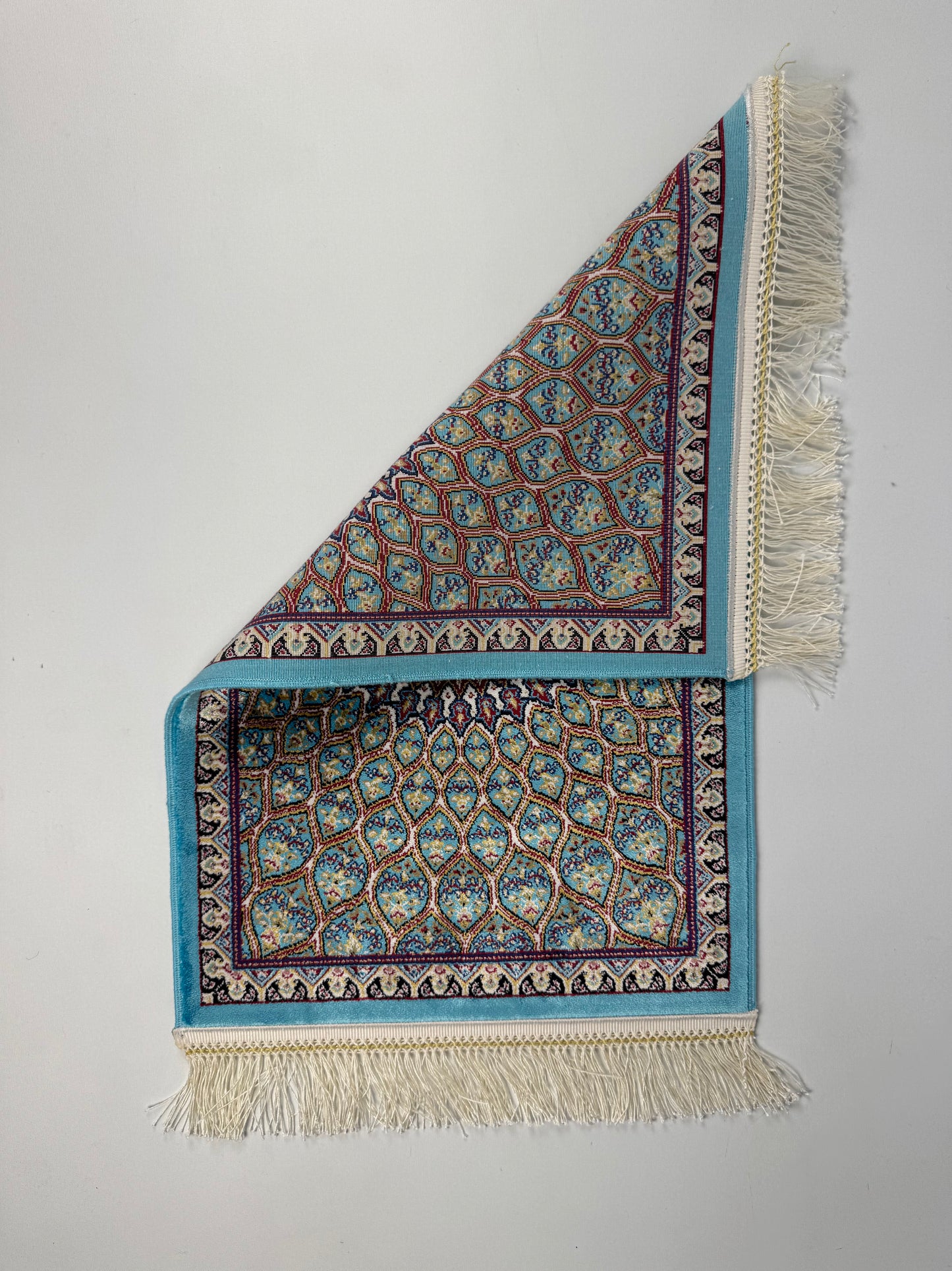 Silken Echo İpeksi Dokuma Halı – Turkuaz Kenarlı Medalyon ve Geometrik Desenli Halı (0.40 x 0.60 m) | SE-0038