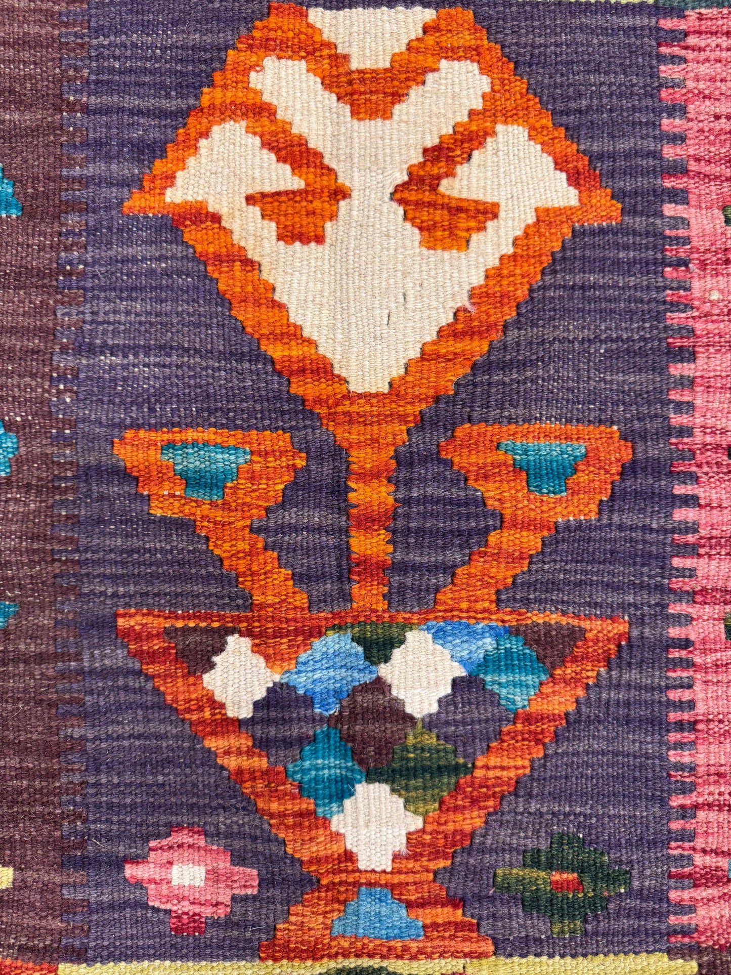 Nomad Glow El Dokuma Kilim – Mor Zeminli Canlı Renkli Geometrik Otantik Kilim (1.54 x 2.06 m) | NG-0029