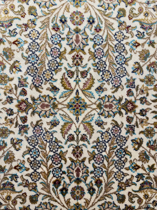 Silken Echo Halı – Krem Mavi İpeksi Dokulu İnce Motifli Klasik Dekoratif Halı (0.80 x 1.25 m) | SE-0056