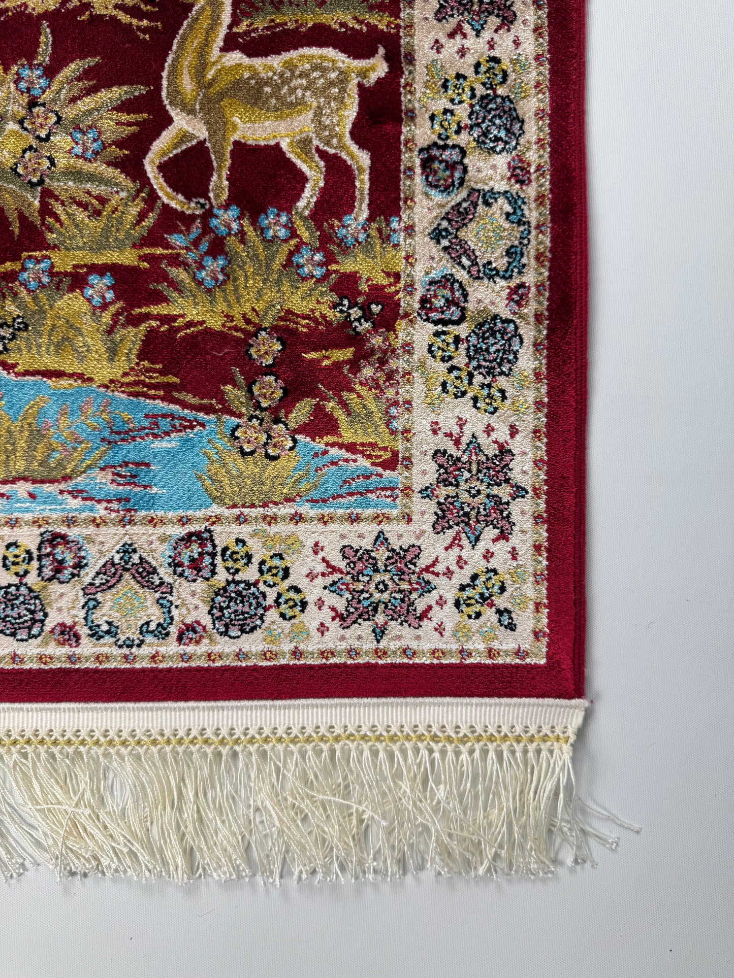 Silken Echo İpeksi Dokuma Halı – Kırmızı Zeminli Ceylan ve Doğa Motifli Küçük Halı (0.40 x 0.60 m) | SE-0032