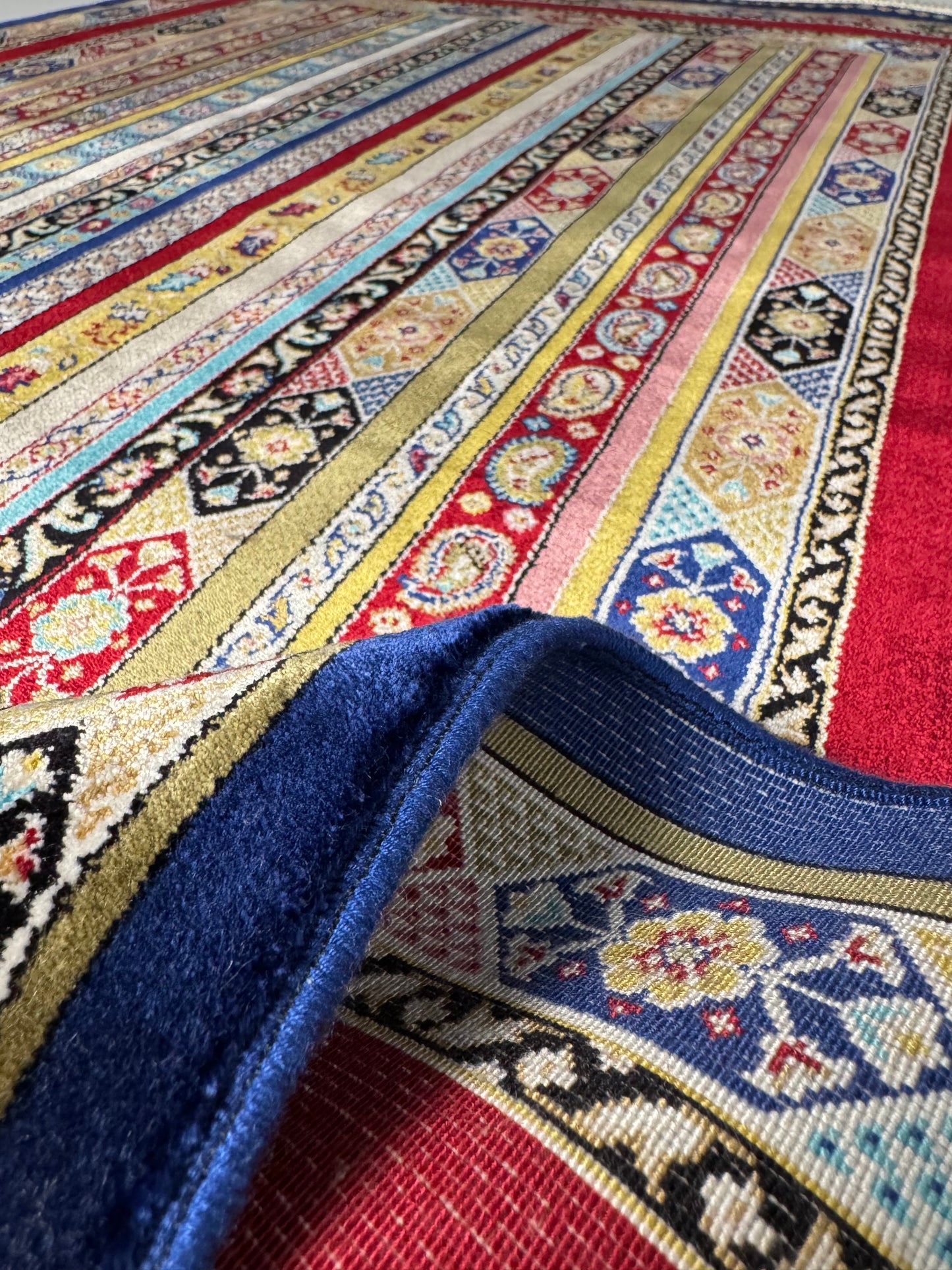 Silken Echo Halı – Mavi Kırmızı İpeksi Dokulu Çizgili Klasik Desenli Dekoratif Halı (0.80 x 1.25 m) | SE-0048