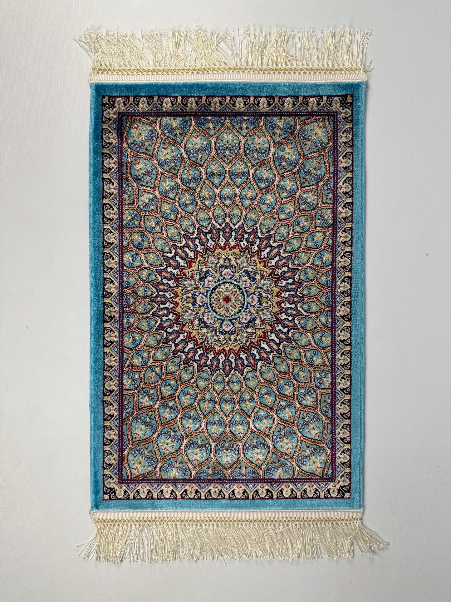 Silken Echo İpeksi Dokuma Halı – Turkuaz Kenarlı Medalyon ve Geometrik Desenli Halı (0.40 x 0.60 m) | SE-0038