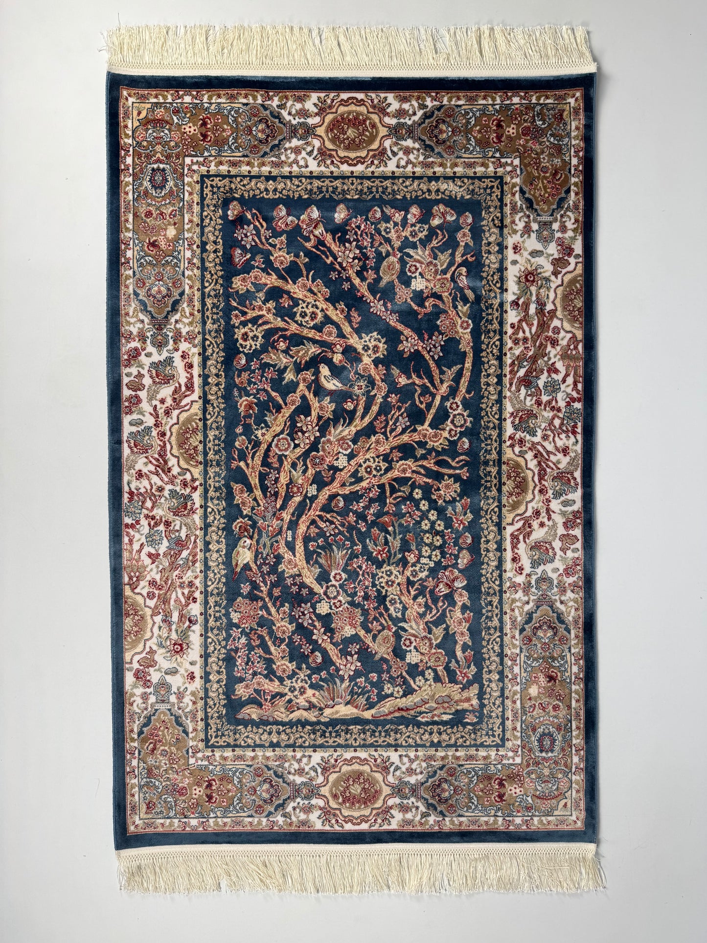Silken Echo Halı – Lacivert Krem İpeksi Dokulu Kuş ve Çiçek Desenli Klasik Dekoratif Halı (0.80 x 1.25 m) | SE-0054