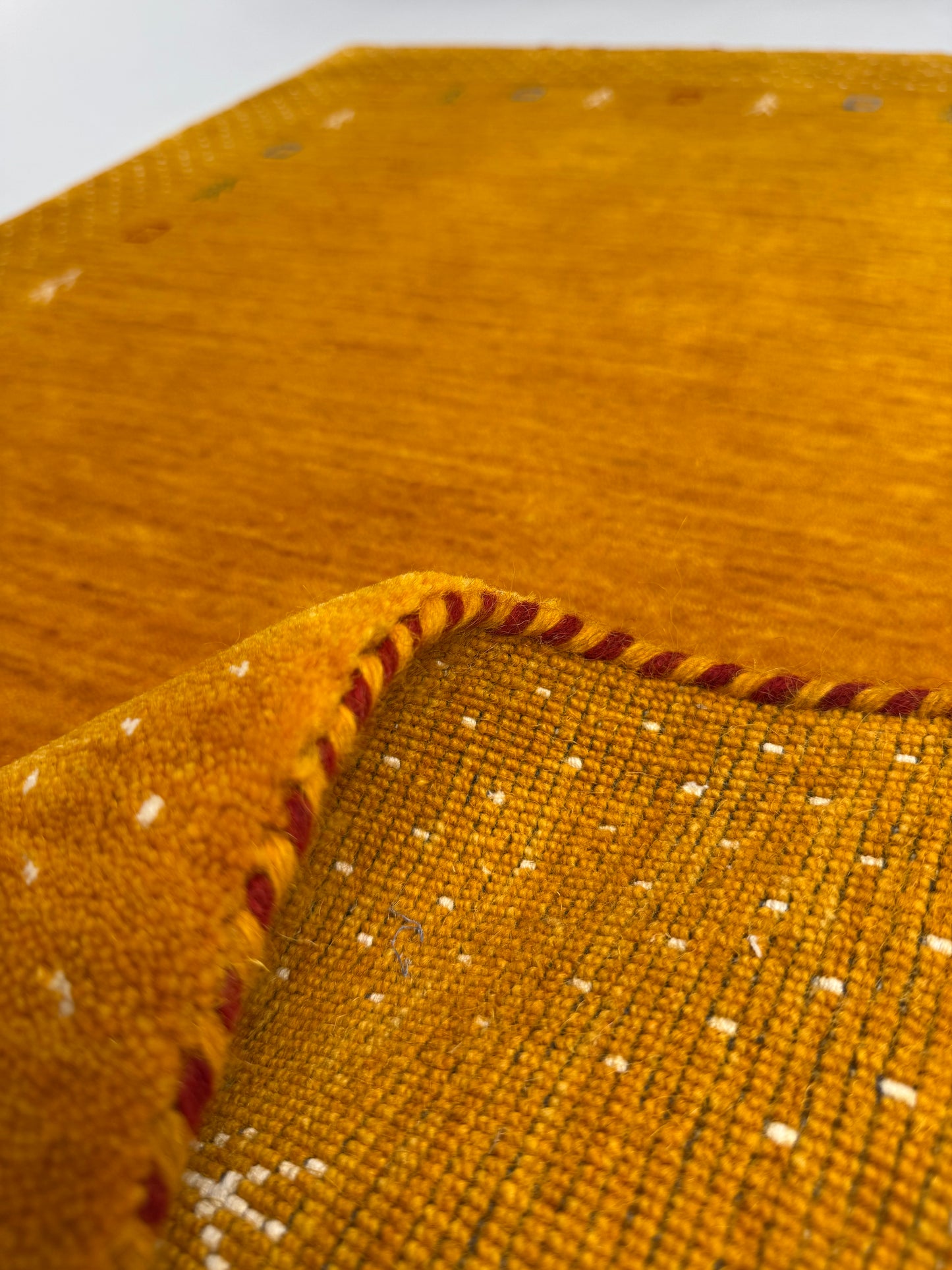 Color Loom El Dokuma Halı CL-0012 | Sarı Motifli El Yapımı Türk Halısı, Modern Vintage Dekoratif Kilim