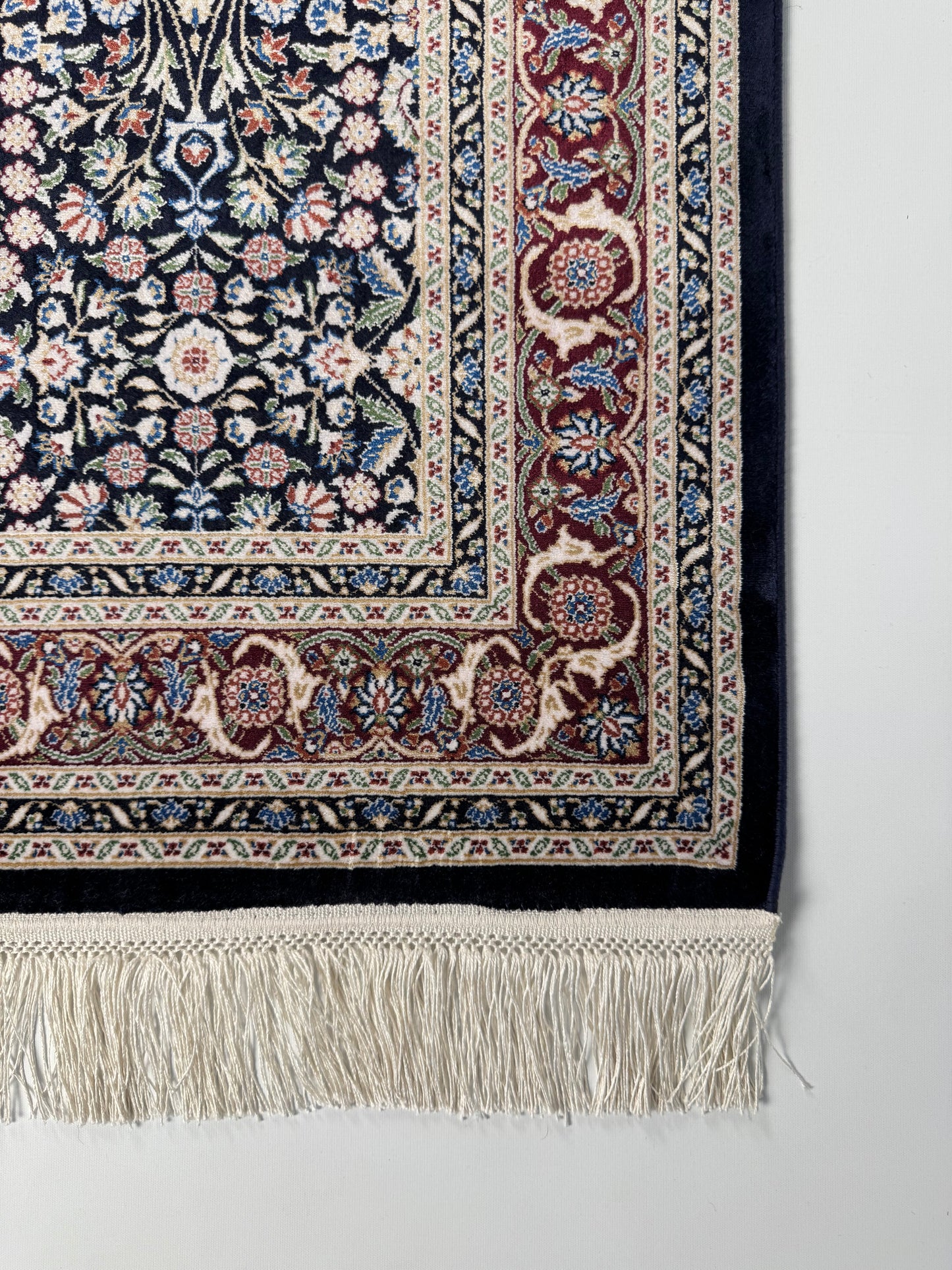 Silken Echo Halı – Siyah Krem İpeksi Dokulu Çiçek Desenli Klasik Dekoratif Halı (0.80 x 1.25 m) | SE-0052