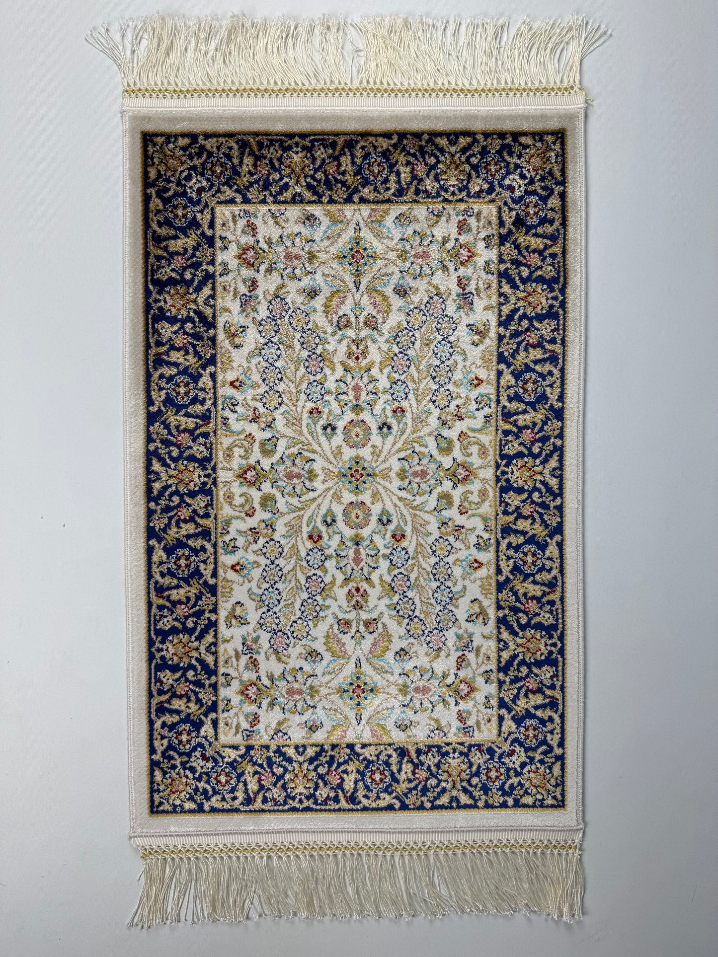 Silken Echo İpeksi Dokuma Halı – Krem ve Lacivert Zeminli Zarif Çiçek Desenli Halı (0.40 x 0.60 m) | SE-0042