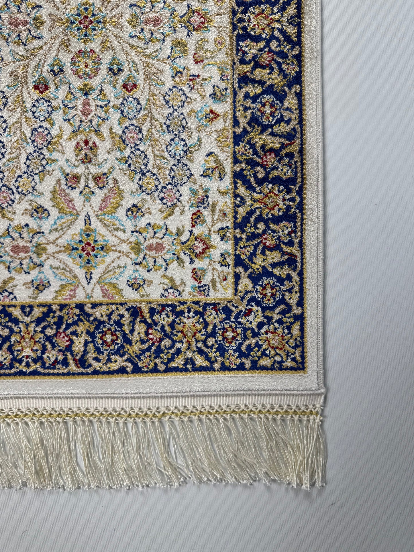 Silken Echo İpeksi Dokuma Halı – Krem ve Lacivert Zeminli Zarif Çiçek Desenli Halı (0.40 x 0.60 m) | SE-0042