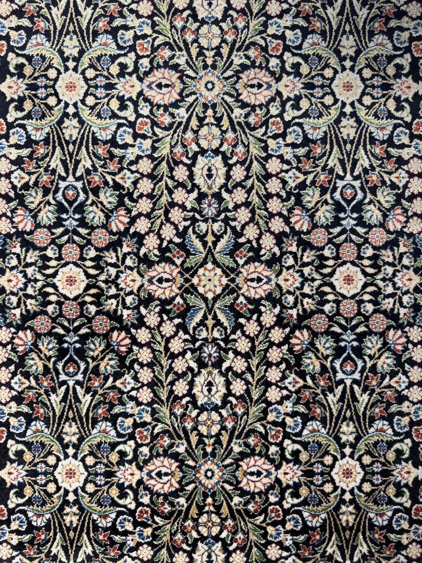 Silken Echo Halı – Siyah Krem İpeksi Dokulu Çiçek Desenli Klasik Dekoratif Halı (0.80 x 1.25 m) | SE-0052