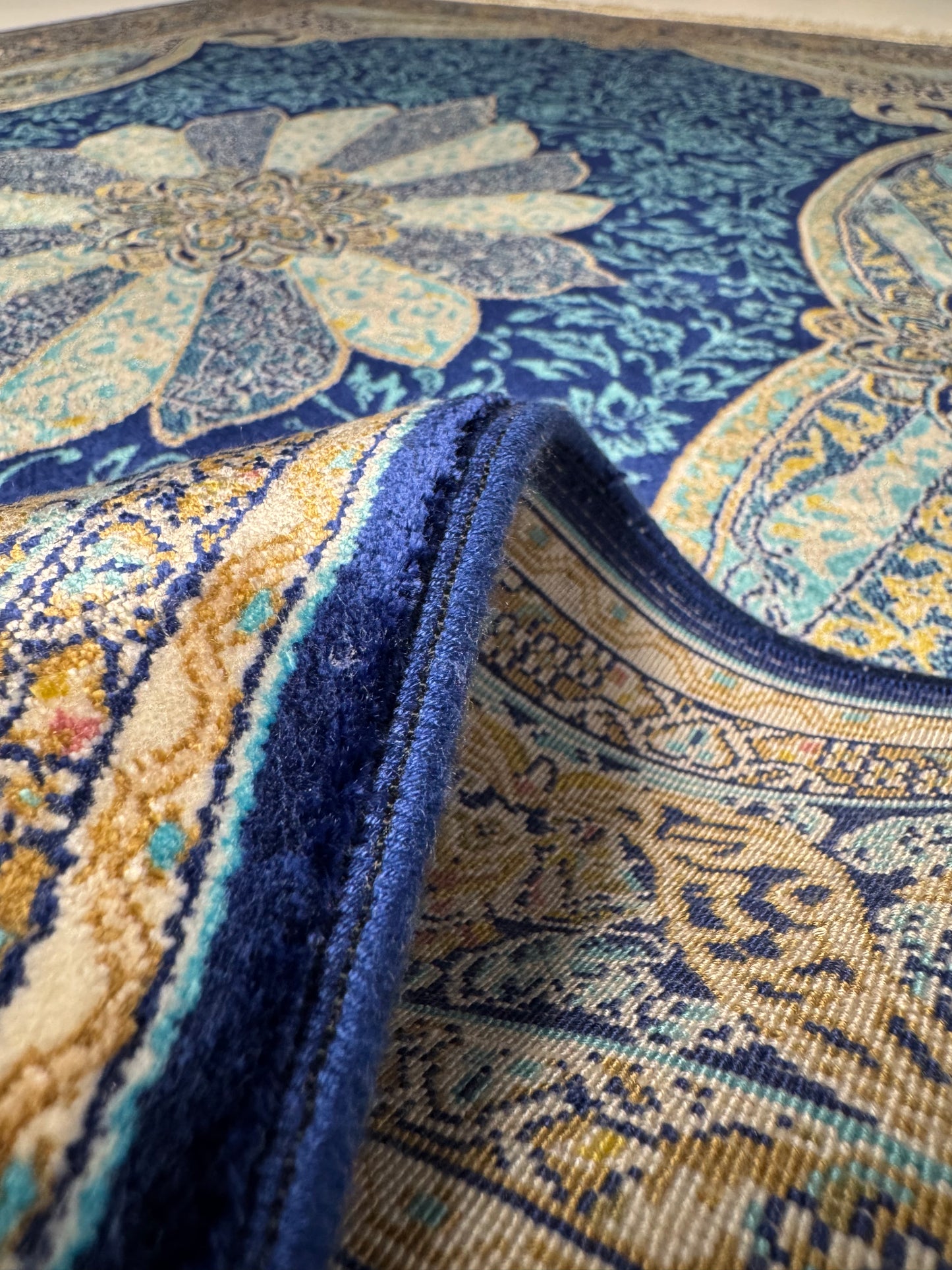 Silken Echo Halı – Mavi Krem İpeksi Dokulu Çiçek Motifli Klasik Dekoratif Halı (0.80 x 1.25 m) | SE-0055