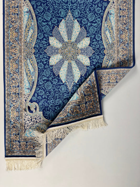Silken Echo Halı – Mavi Krem İpeksi Dokulu Çiçek Motifli Klasik Dekoratif Halı (0.80 x 1.25 m) | SE-0055