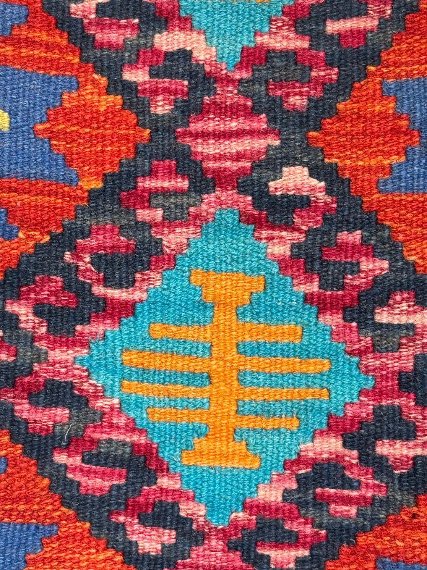 El Dokuma Renkli Küçük Kilim – Kırmızı Sarı Mavi Geometrik Desenli Otantik Halı (0.65 x 0.90 m) | Nomad Glow Serisi NG-0011