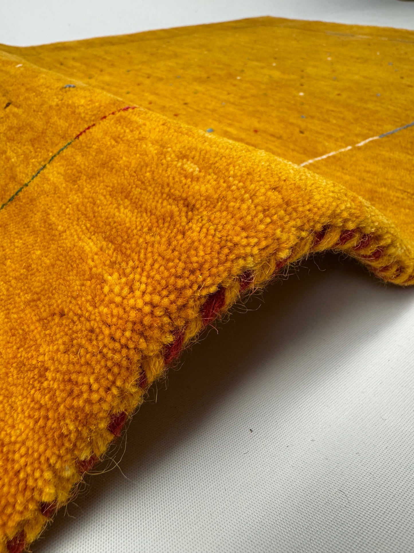 Color Loom El Dokuma Halı CL-0008 | Sarı Minimalist Motifli El Yapımı Türk Halısı, Modern Vintage Dekoratif Kilim