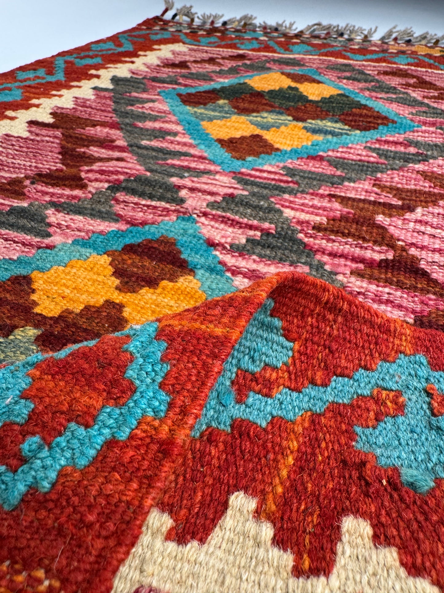 El Dokuma Kırmızı-Turkuaz Küçük Kilim – Etnik Desenli Dekoratif Otantik Halı (0.61 x 0.94 m) | Nomad Glow Serisi NG-0007
