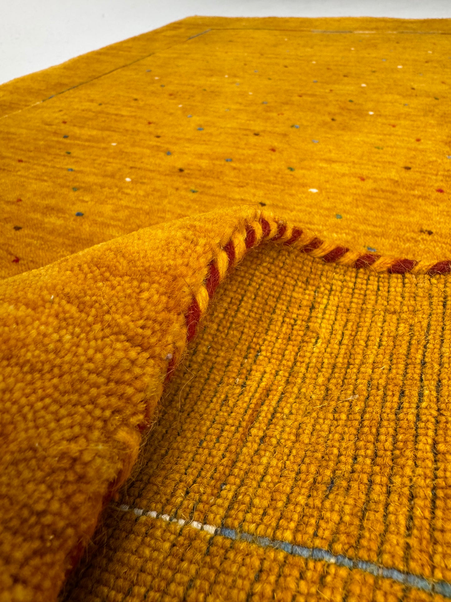 Color Loom El Dokuma Halı CL-0008 | Sarı Minimalist Motifli El Yapımı Türk Halısı, Modern Vintage Dekoratif Kilim