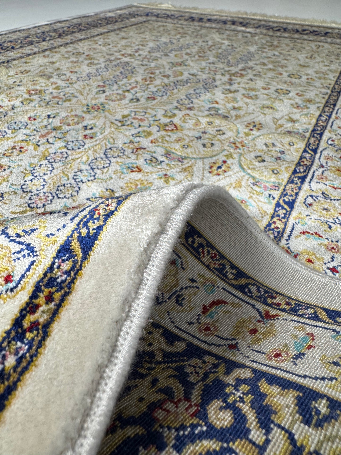 Silken Echo Halı – Krem Mavi İpeksi Dokulu İnce Motifli Klasik Dekoratif Halı (0.80 x 1.25 m) | SE-0056