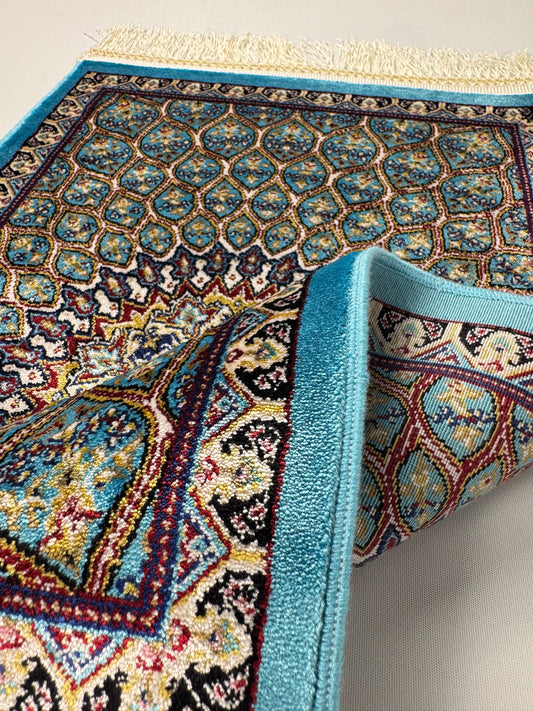 Silken Echo İpeksi Dokuma Halı – Turkuaz Kenarlı Medalyon ve Geometrik Desenli Halı (0.40 x 0.60 m) | SE-0038