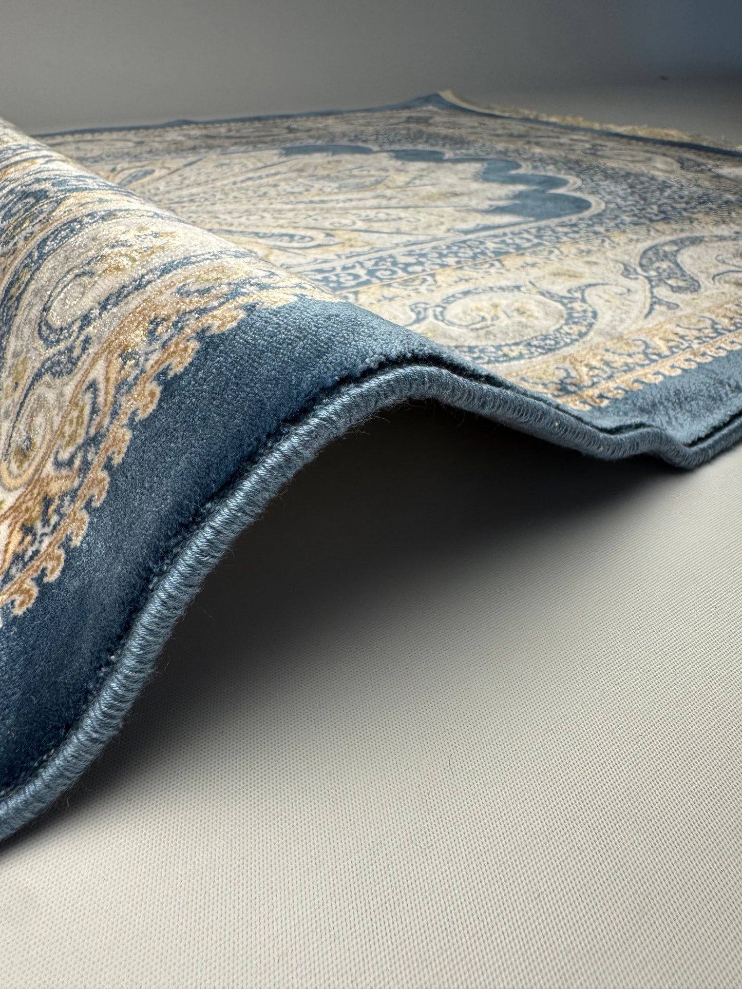 Silken Echo Halı – Lacivert Krem İpeksi Dokulu Büyük Motifli Klasik Dekoratif Halı (0.80 x 1.25 m) | SE-0050